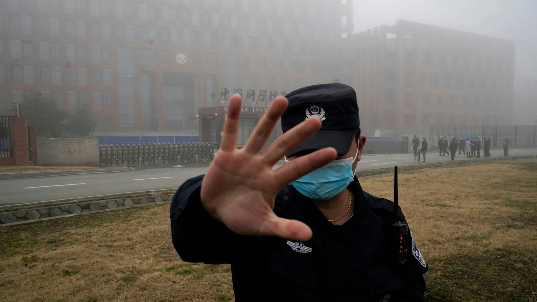 Ein Security-Mitarbeiter versucht im Februar 2021 vor dem Institut für Virologie in Wuhan, Journalisten am Fotografieren zu hindern.