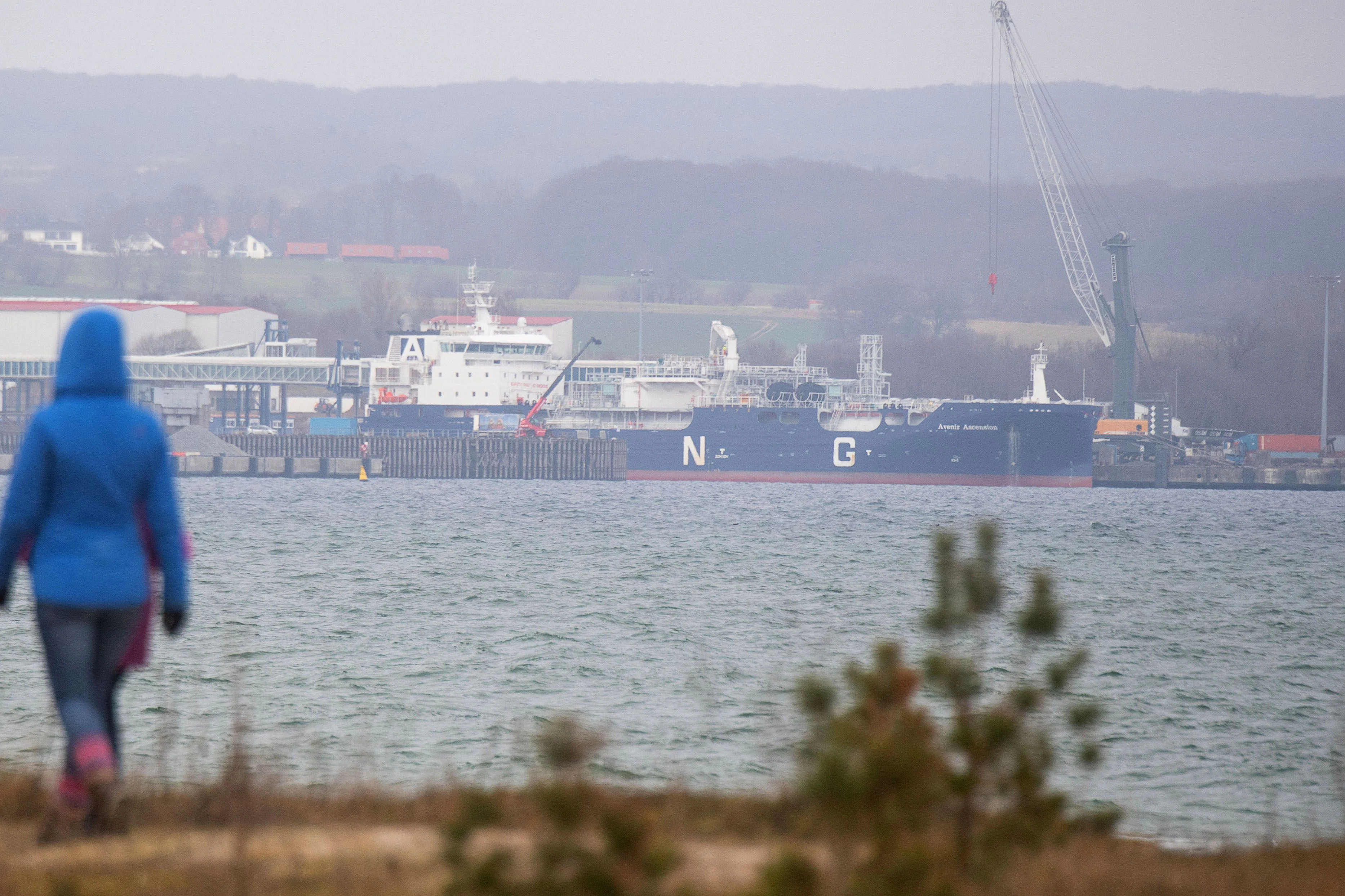 Der LNG-Tanker „Avenir Ascension“ liegt im Hafen von Mukran in der Gemeinde Sassnitz auf der Insel Rügen.&nbsp;