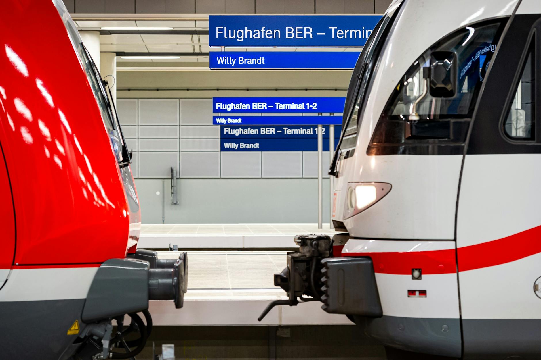 Ein Bild vor der Eröffnung des Flughafenbahnhofs 2020. Ein Regionalzug und ein Intercity stehen auf einem Gleis.