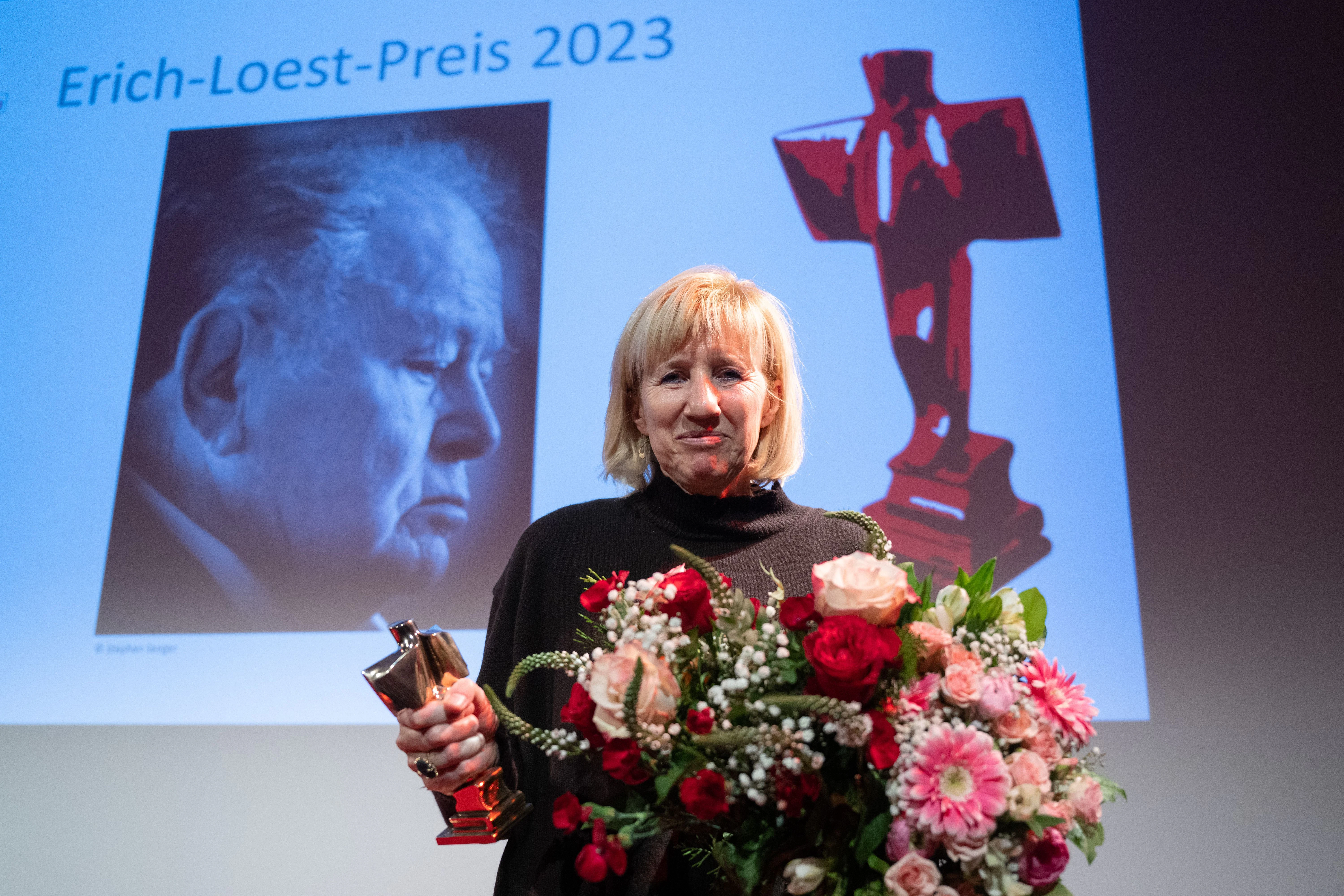 Ines Geipel hält in Leipzig den Erich-Loest-Preis 2023 in der Hand.
