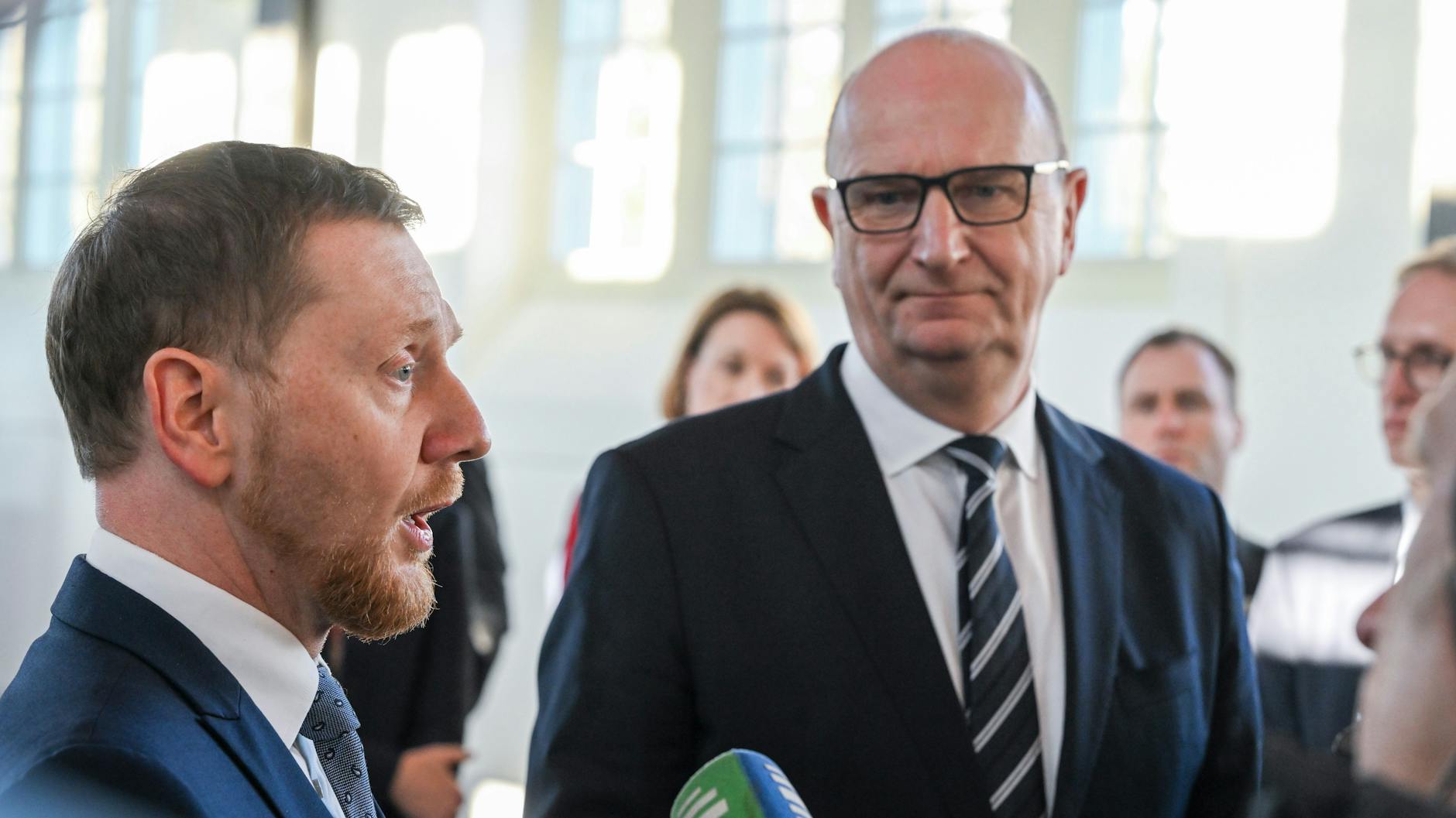 Michael Kretschmer (l, CDU), Ministerpräsident von Sachsen, und Dietmar Woidke (SPD), Ministerpräsident von Brandenburg sind sich einig in ihrer Kritik am von der Bundesregierung geplanten Braunkohleausstieg schon im Jahr 2030. (Archivfoto). 