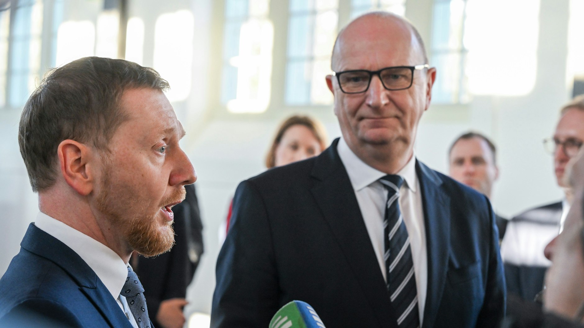 Michael Kretschmer (l, CDU), Ministerpräsident von Sachsen, und Dietmar Woidke (SPD), Ministerpräsident von Brandenburg sind sich einig in ihrer Kritik am von der Bundesregierung geplanten Braunkohleausstieg schon im Jahr 2030. (Archivfoto).&nbsp;