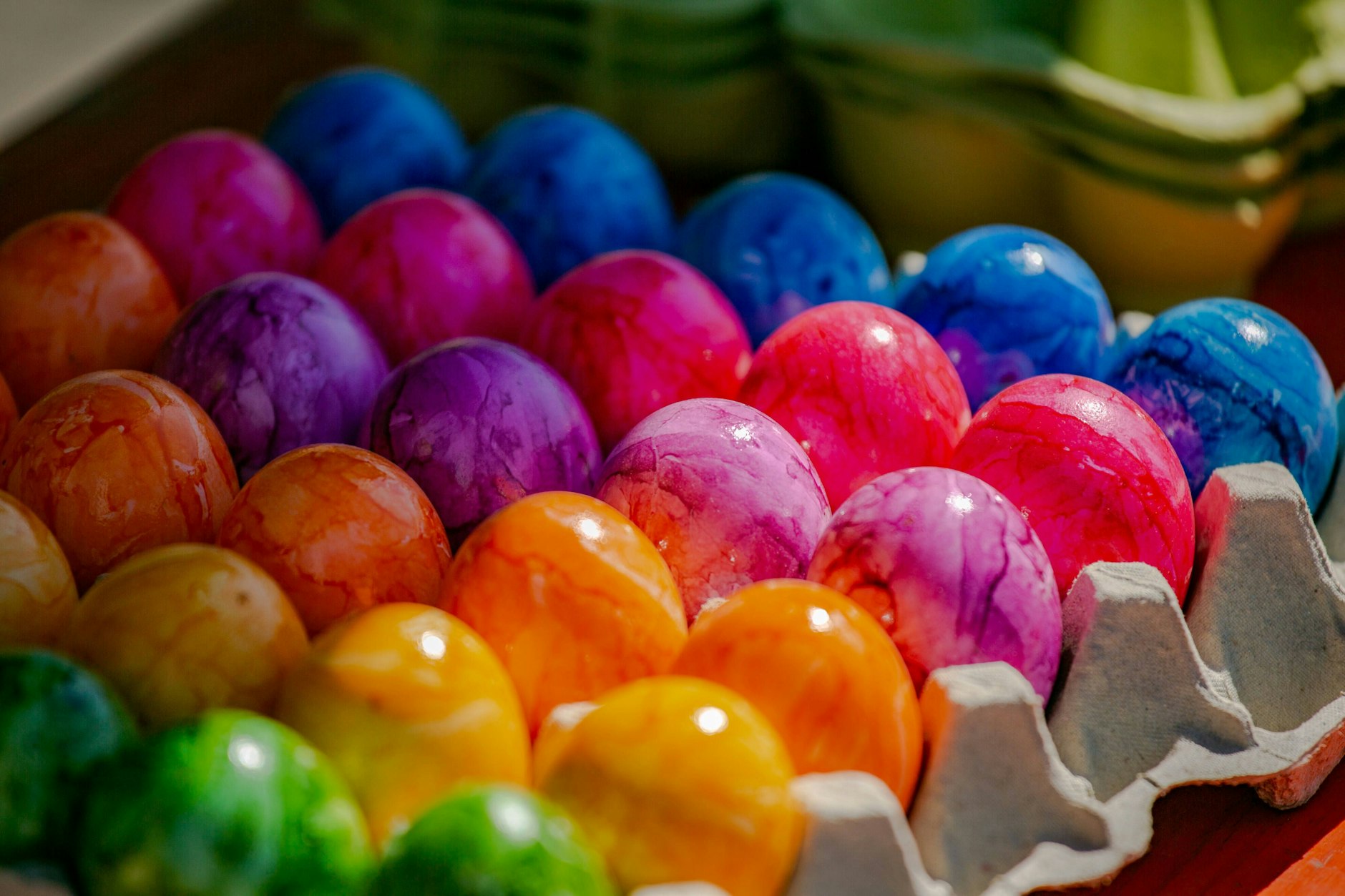 Fertige gekochte und gefärbte Eier aus dem Supermarkt sind praktisch, sie sparen nämlich Zeit und sehen dazu noch schön aus.
