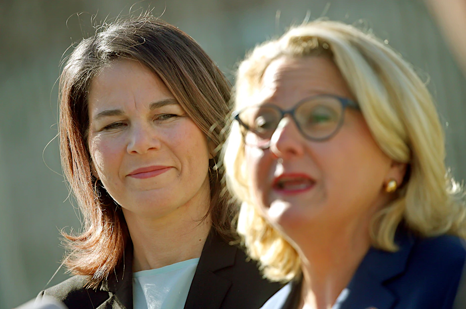 Annalena Baerbock (Bündnis 90/Die Grünen, l), Außenministerin, und Svenja Schulze (SPD, r), Bundesministerin für wirtschaftliche Zusammenarbeit und Entwicklung.&nbsp;