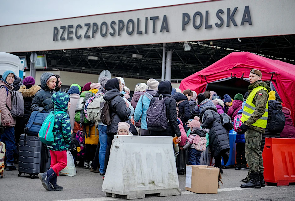 Geflüchtete warten Anfang März 2022 an der ukrainisch-polnischen Grenze am Übergang in Korczowa auf ihre Einreise nach Polen.