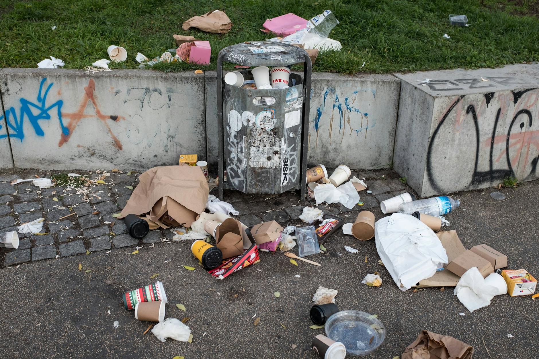 In und um den Ostbahnhof kommt täglich bis zu eine halbe Tonne Müll zusammen.