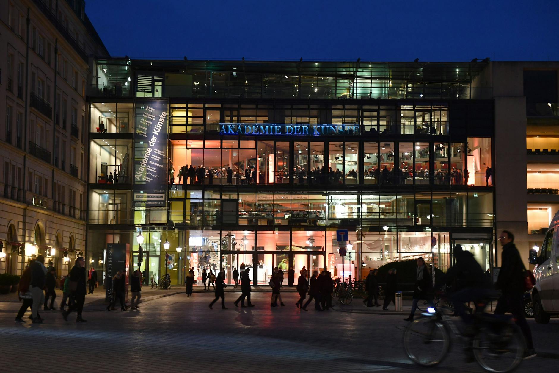 Das Gebäude der Akademie der Künste am Pariser Platz am Abend