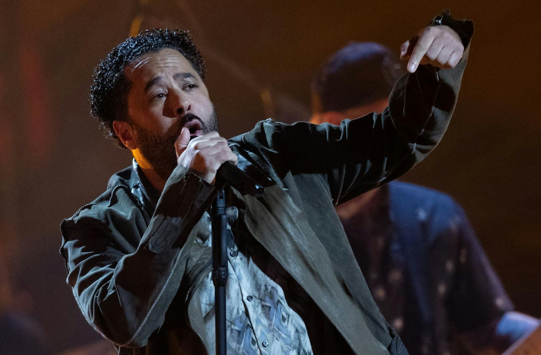 ARCHIV - Der deutsche Pop-Musiker Adel Tawil tritt während einer Verleihung auf.