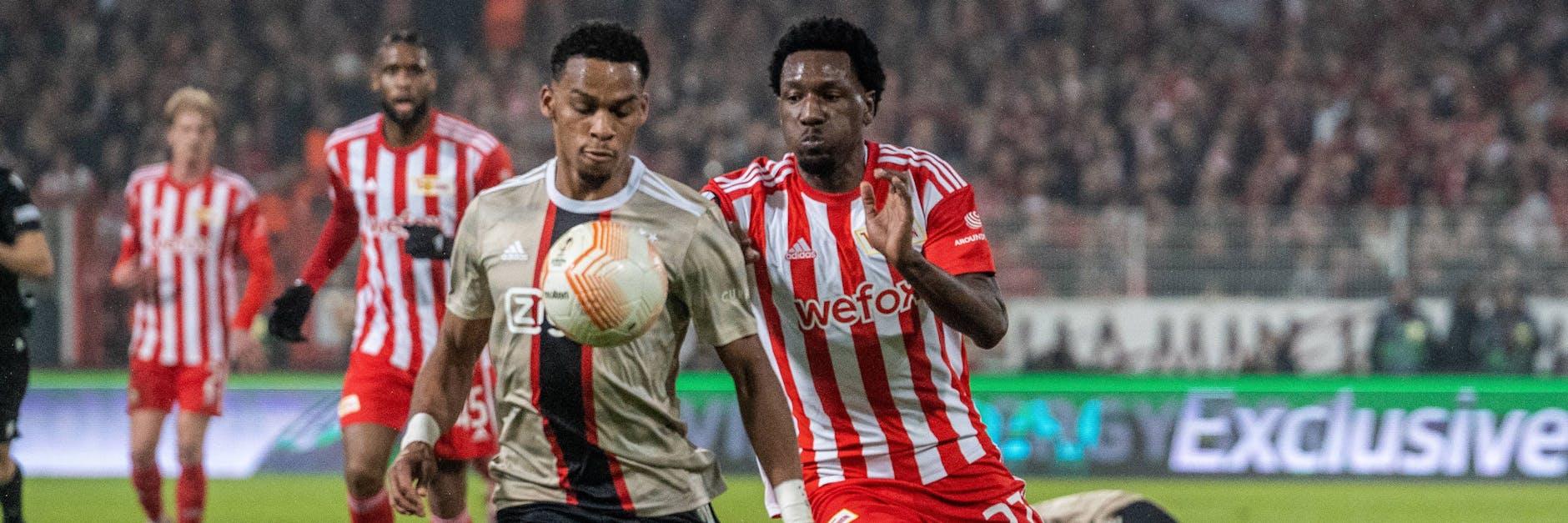 Sheraldo Becker vom 1. FC Union – hier im Duell mit Jurrien Timber von Ajax Amsterdam – macht sich keinen Kopf über seine Torflaute. Er bleibt positiv! 