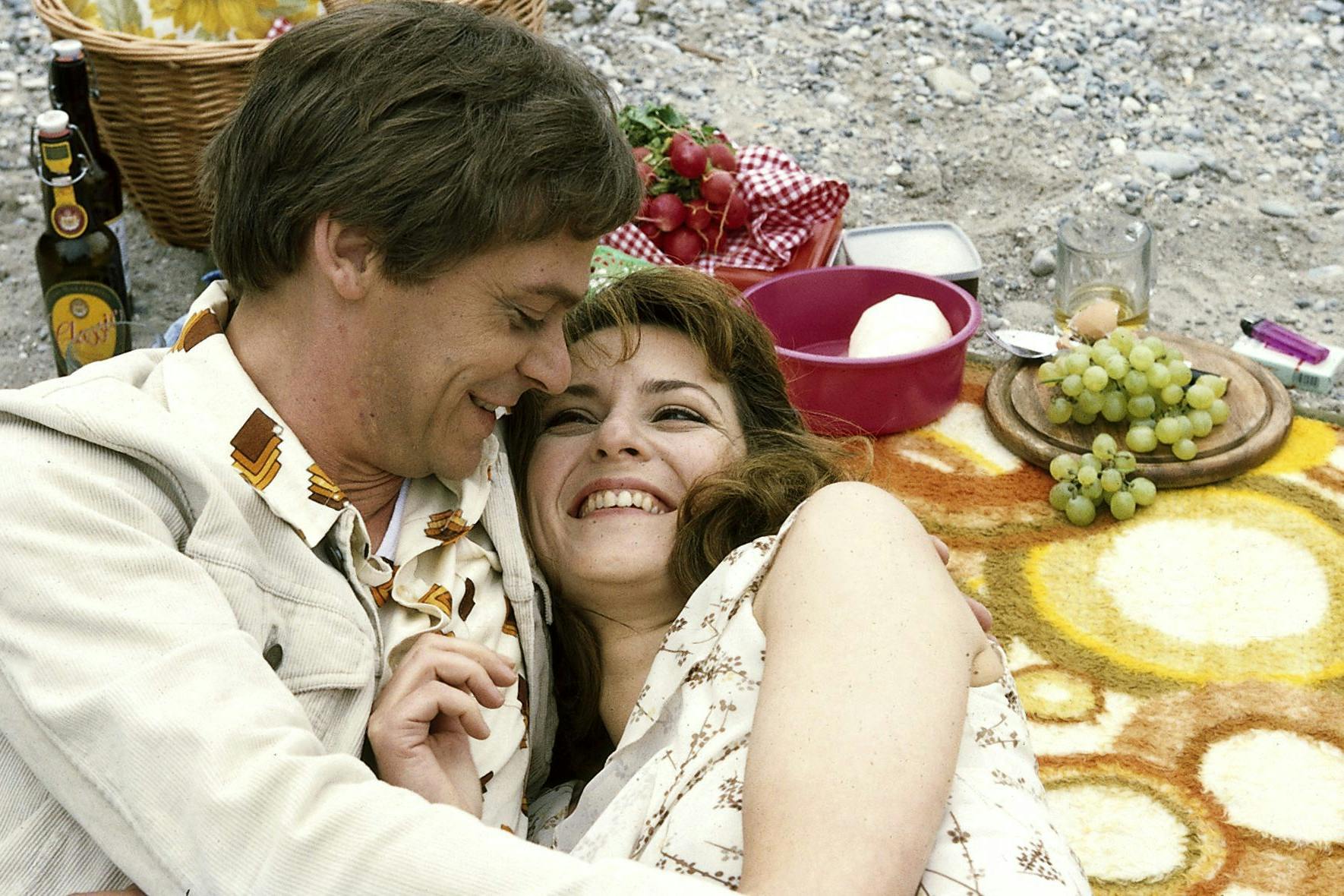 Filmszene aus dem Politdrama „Romeo“ von 2001: Martina Gedeck spielt eine Sekretärin, die für ihren Freund und späteren Ehemann (Sylvester Groth) Informationen sammelt, die der an die DDR-Regierung weiterleitet. Dass er ein Romeo-Agent ist, erfährt sie erst nach ihrer Verhaftung.