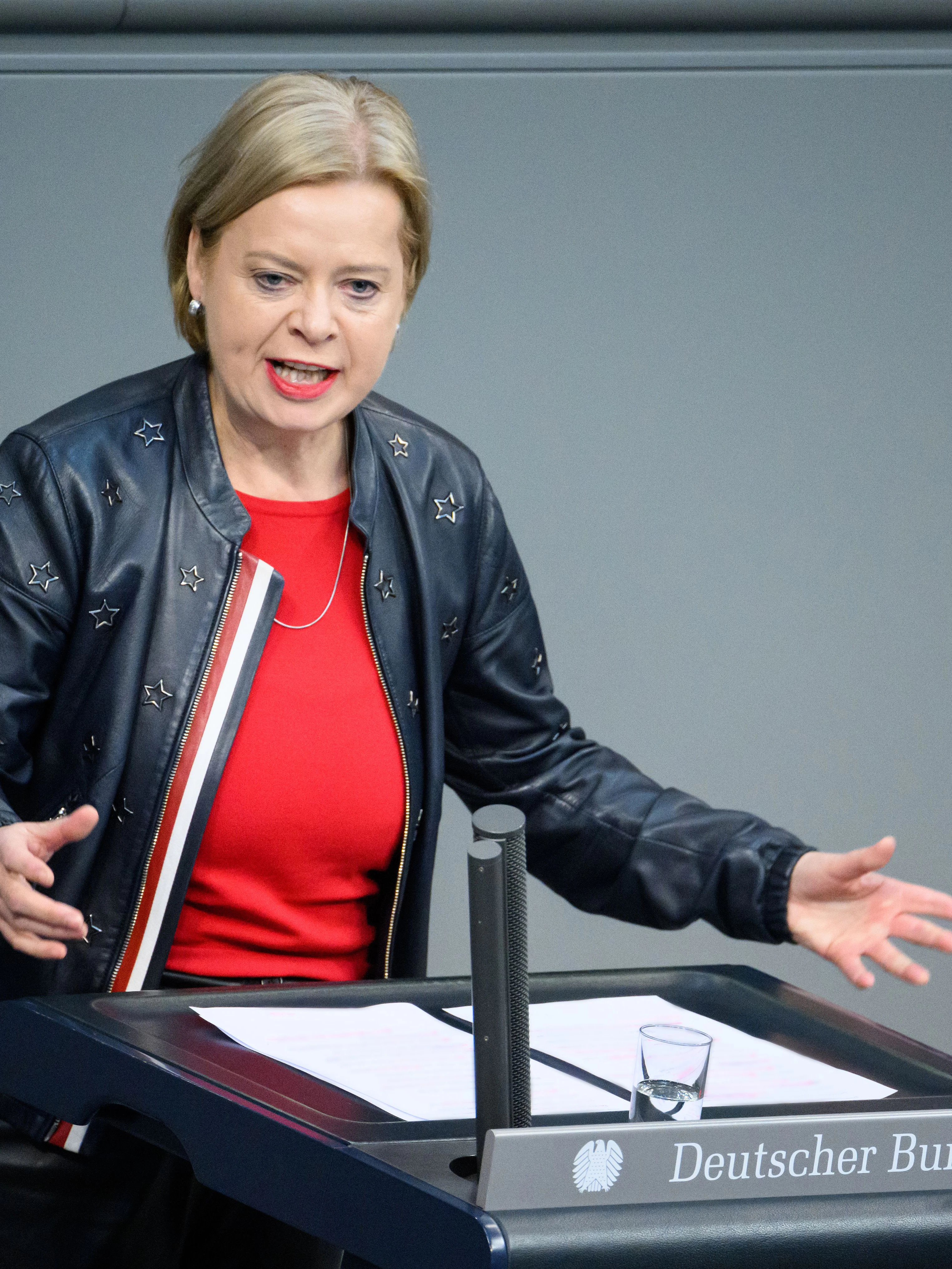 Gesine Lötzsch (Die Linke), stellvertretende Vorsitzende der Linke-Fraktion im Deutschen Bundestag und haushaltspolitische Sprecherin ihrer Fraktion, fordert eine gleichmäßigere Verteilung von Flüchtlingen.