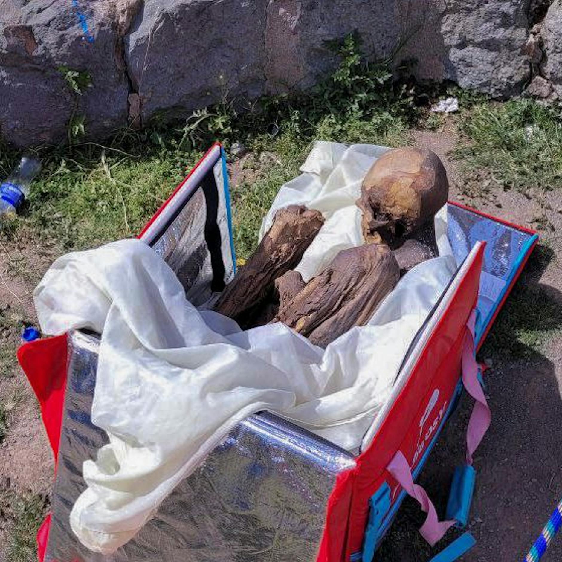 Mann trägt 800 Jahre alte Mumie mit sich herum: „Sie ist meine spirituelle Freundin“