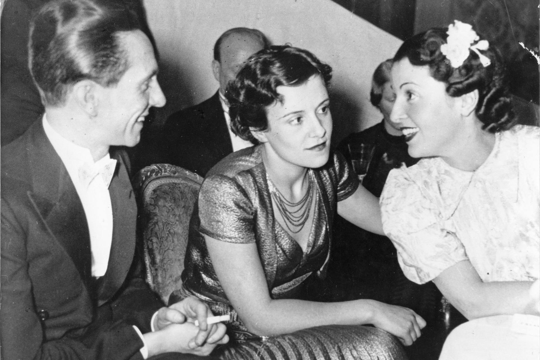 Im Kreis schöner Frauen – so fühlte sich Joseph Goebbels am wohlsten. Diese Aufnahme zeigt ihn im Februar 1937 mit den Schauspielerinnen Erika Dannhof (mittig) und Jenny Hugo beim Presseball in den Berliner Zoo-Festsälen.