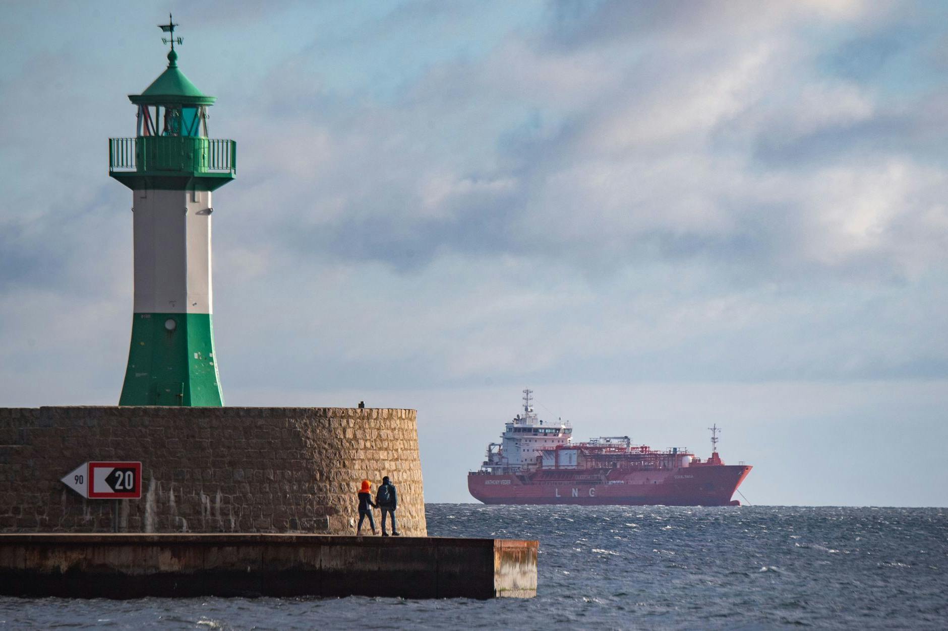 Der LNG-Shuttle-Tanker „Coral Favia“ liegt vor der Hafenstadt Sassnitz auf Rügen vor Anker.