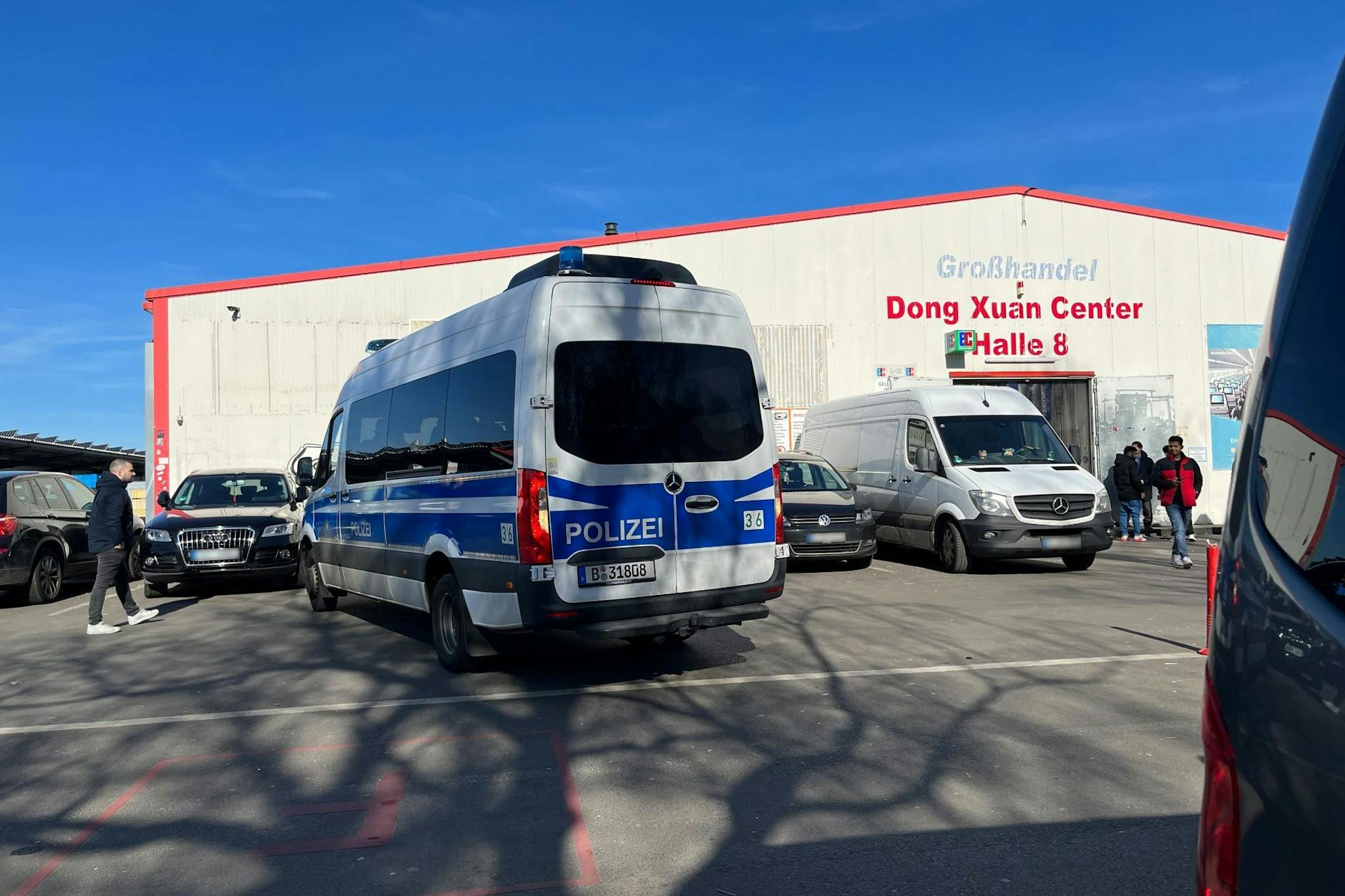 Polizeifahrzeug steht vor dem Asiamarkt Dong Xuan Center. (Archivbild)