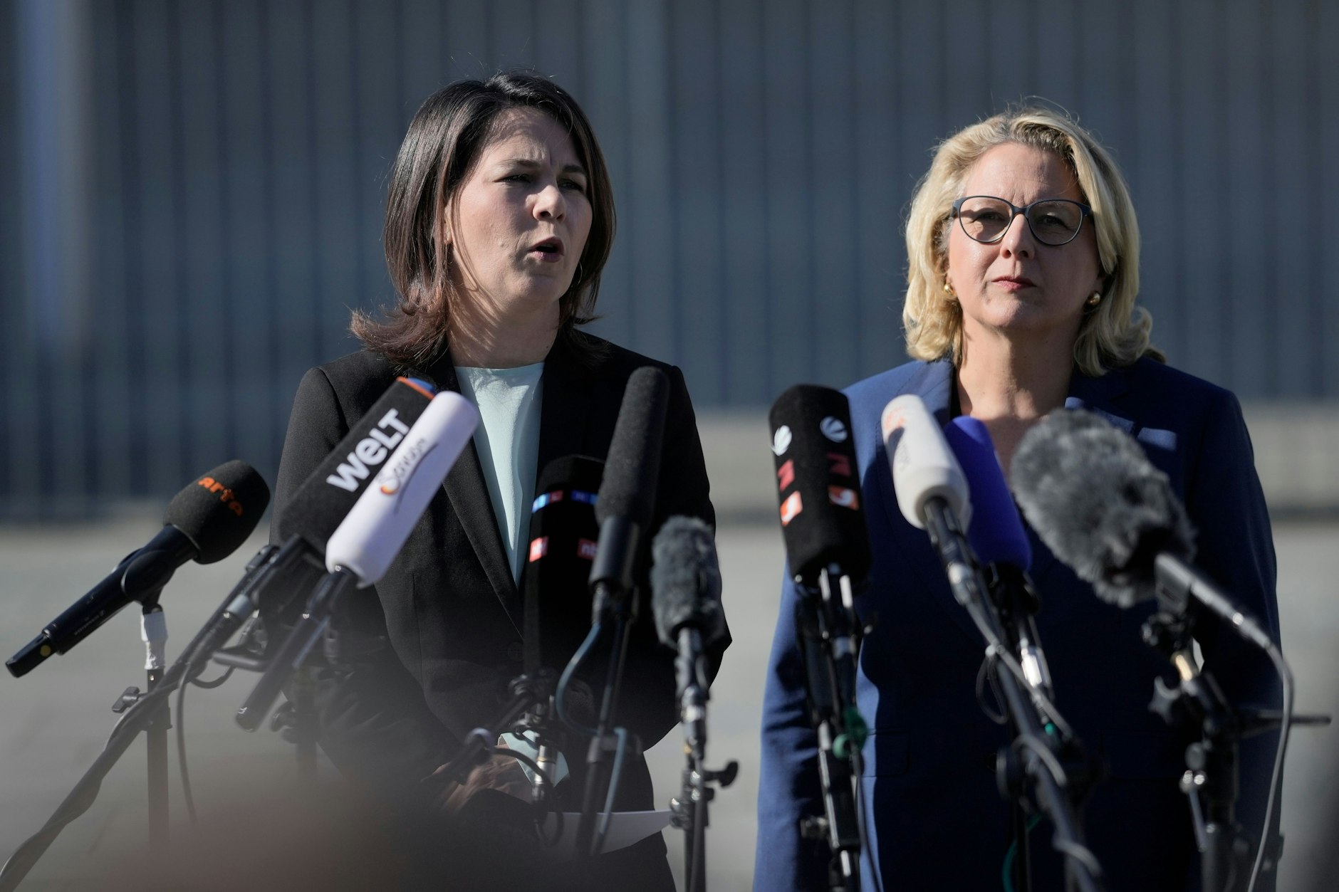 Zwei gestandene Ministerinnen beim Verkünden von Selbstverständlichkeiten: Annalena Baerbock (Außen, Grüne) und Svenja Schulze (Wirtschaftliche Zusammenarbeit, SPD)