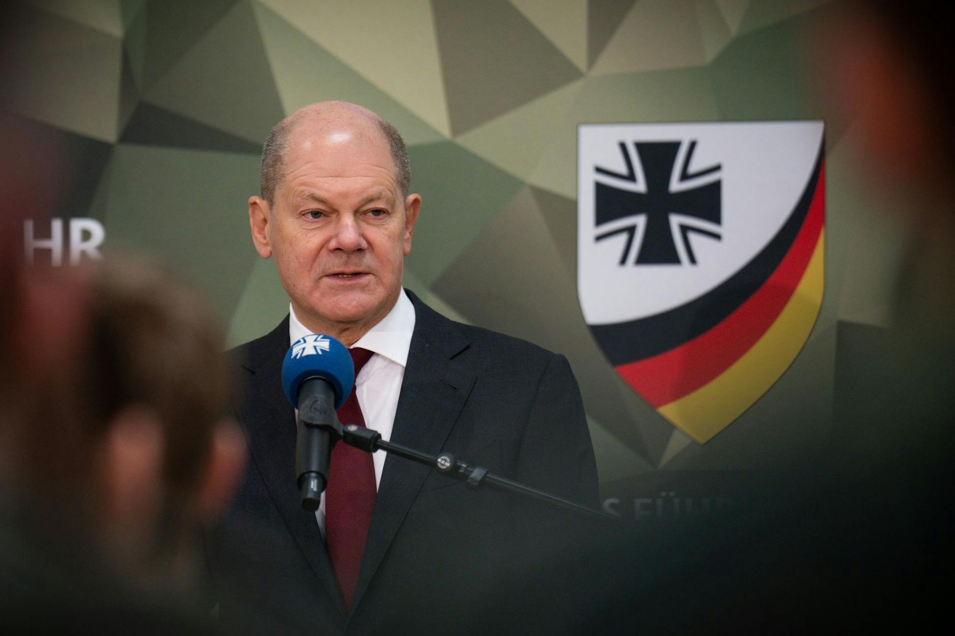 Bundeskanzler Olaf Scholz wird vorgeworfen, sich bei der Abwägung von Waffenlieferungen an die Ukraine teils sehr viel Zeit gelassenen zu haben. 