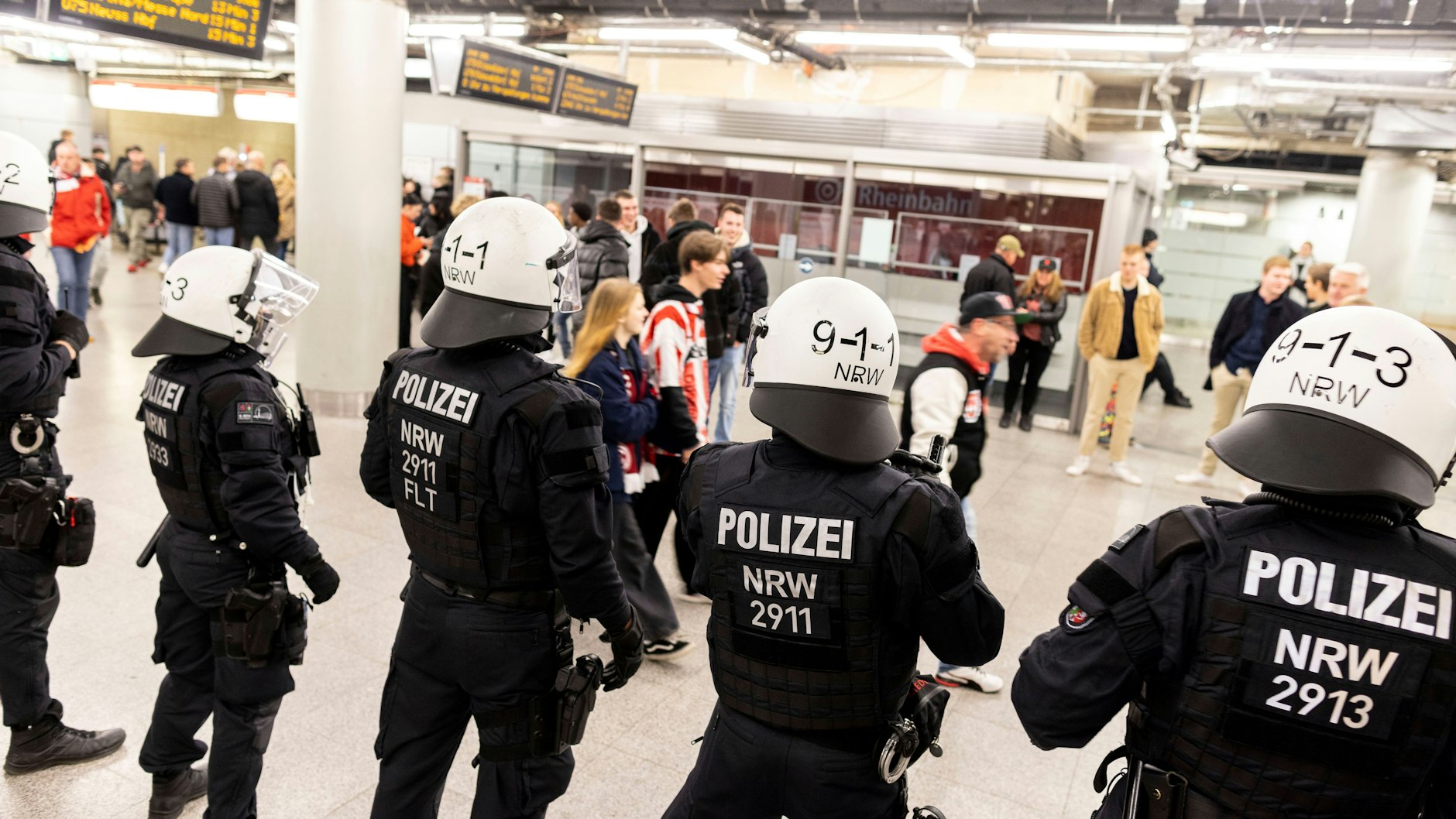 Polizisten stehen in Düsseldorf in einem U-Bahnhof um für Sicherheit zu sorgen. 