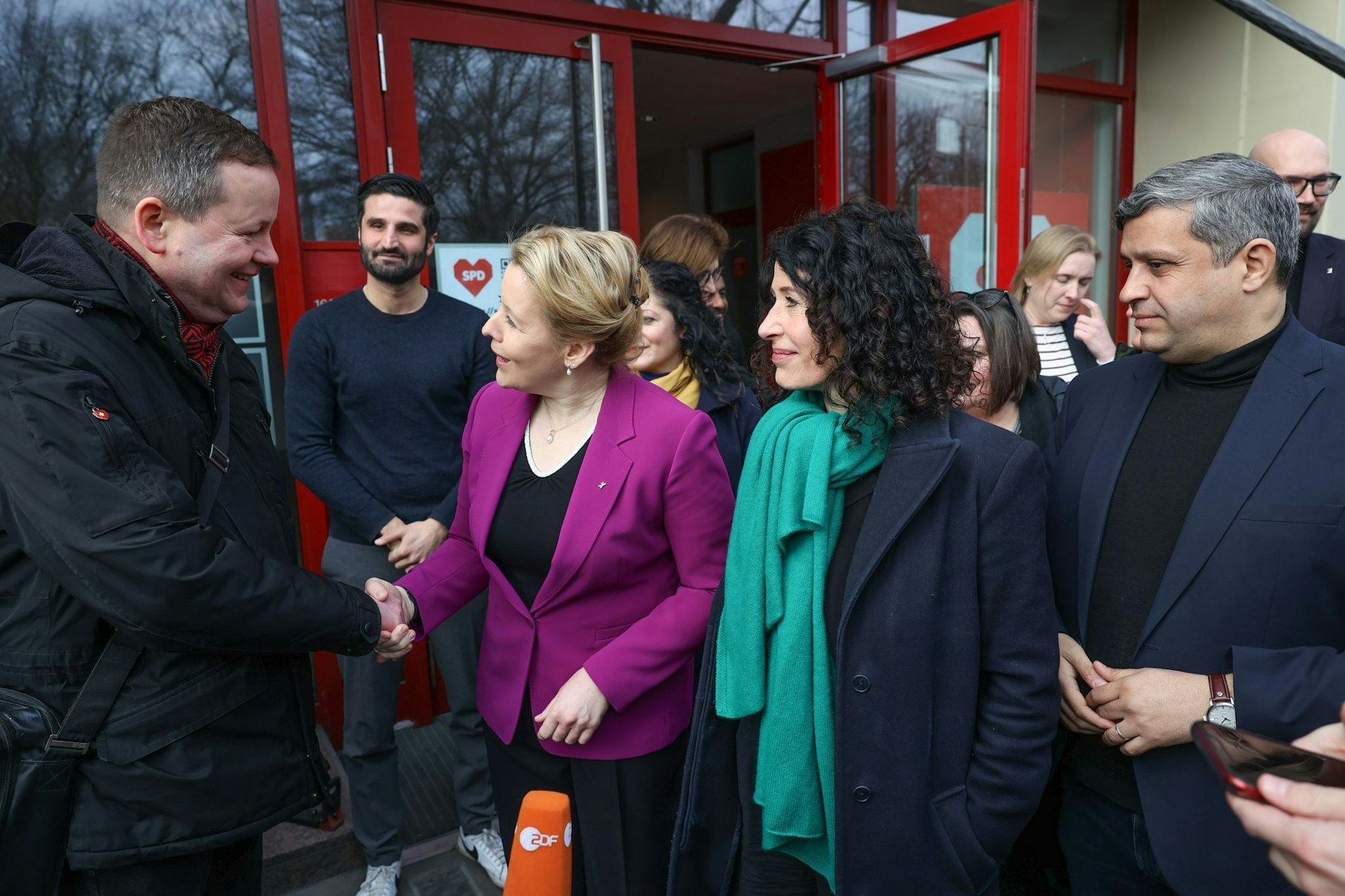 Zu sehen sind Klaus Lederer (Die Linke, l-r), Kultursenator von Berlin, Franziska Giffey (SPD), Regierende Bürgermeisterin von Berlin, Bettina Jarasch (Bündnis90/Die Grünen), Verkehrssenatorin von Berlin, und Raed Saleh (SPD).  