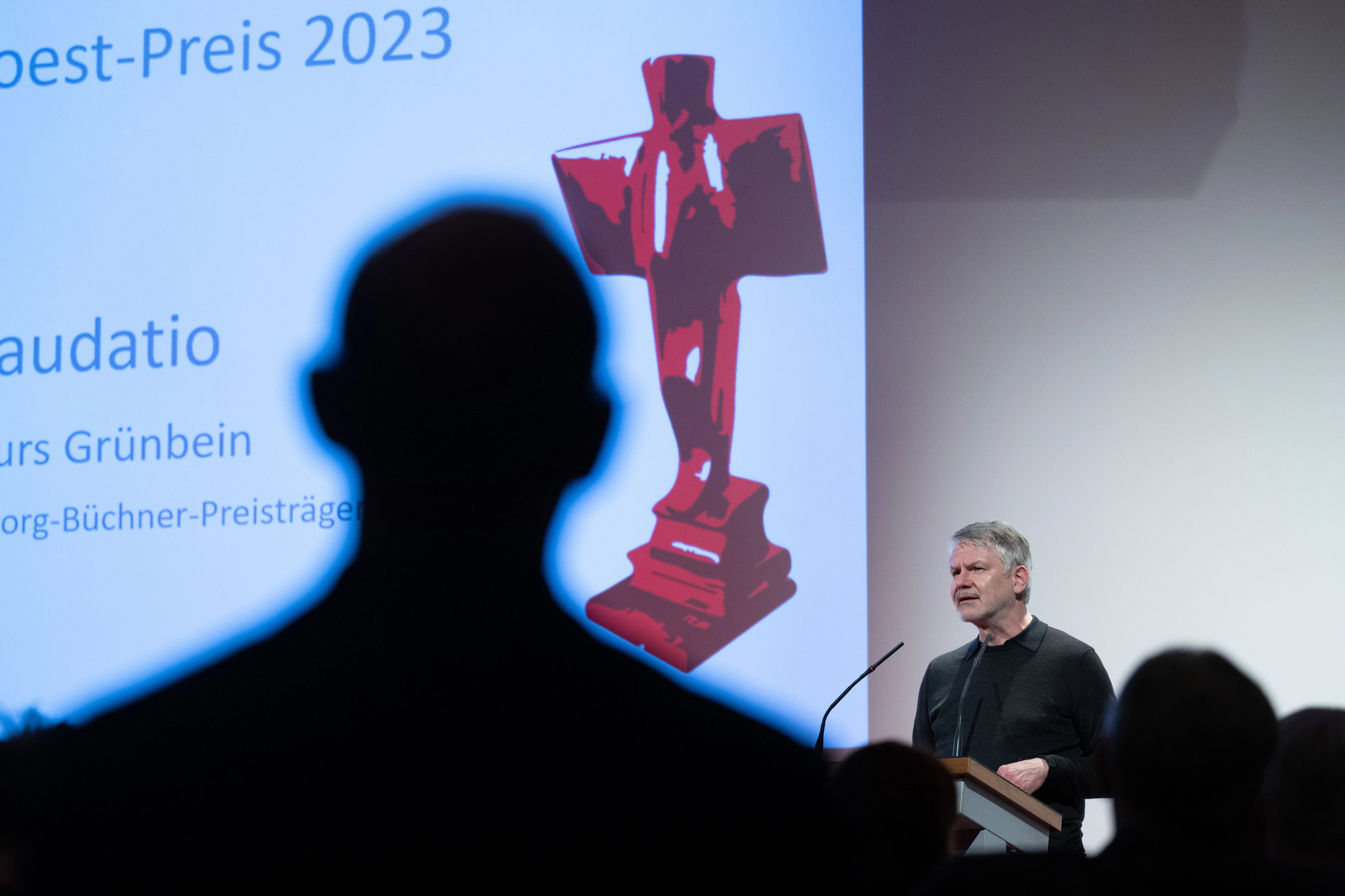 Durs Grünbein hält die Laudatio auf die Erich-Loest-Preisträgerin 2023.