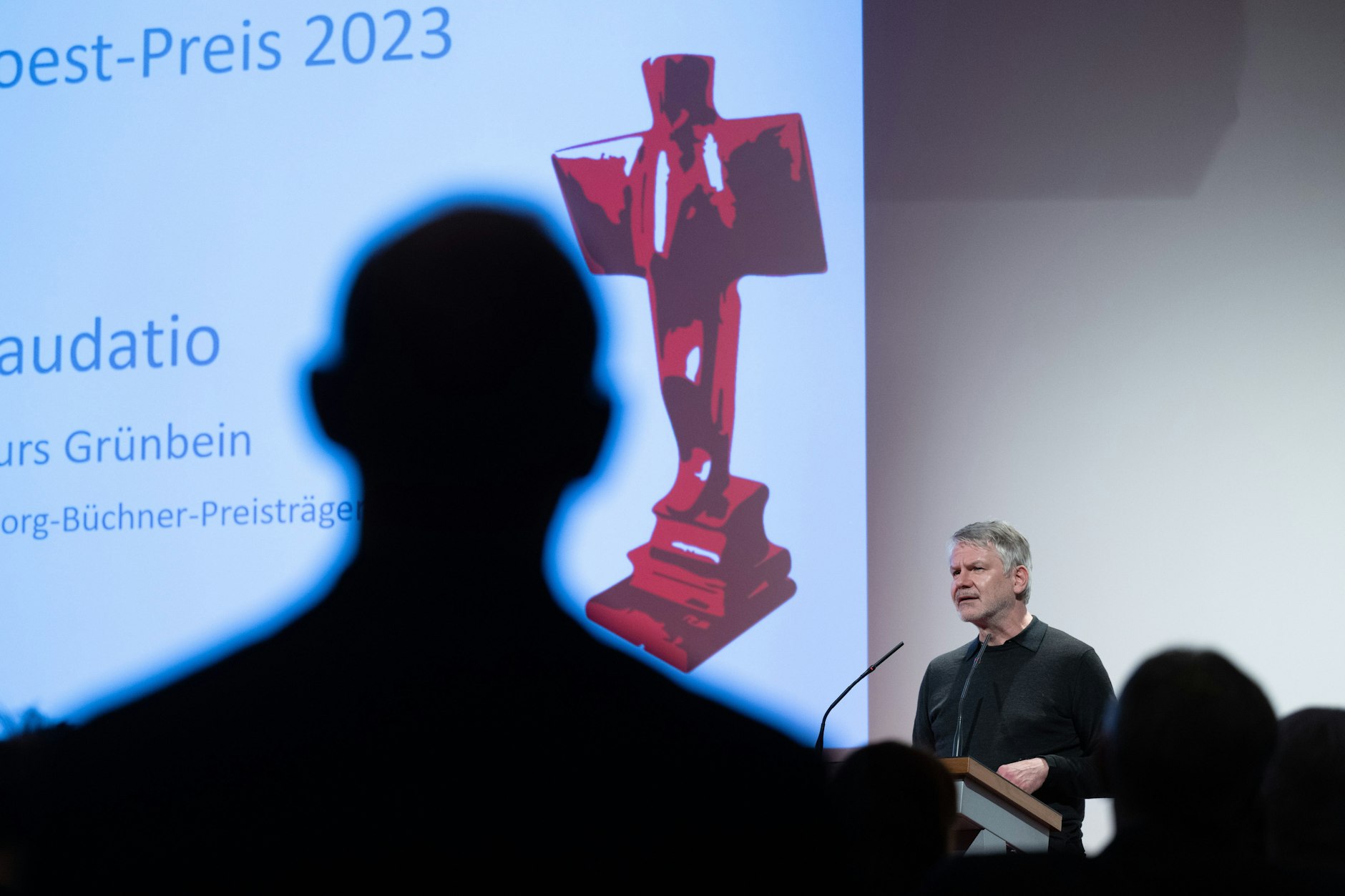 Durs Grünbein hält die Laudatio auf die Erich-Loest-Preisträgerin 2023.