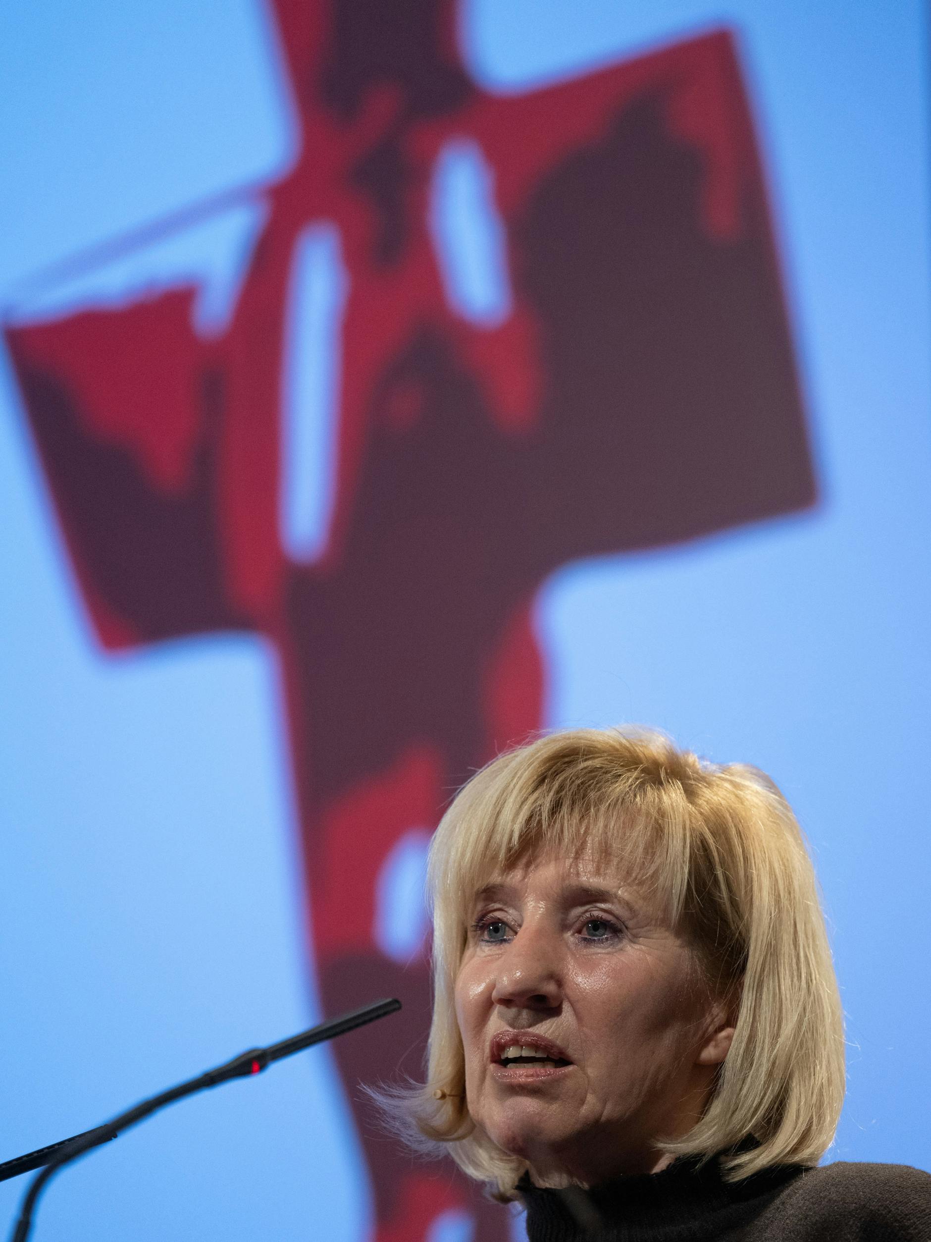  Ines Geipel spricht nach ihrer Auszeichnung mit dem Erich-Loest-Preis 2023 in Leipzig.