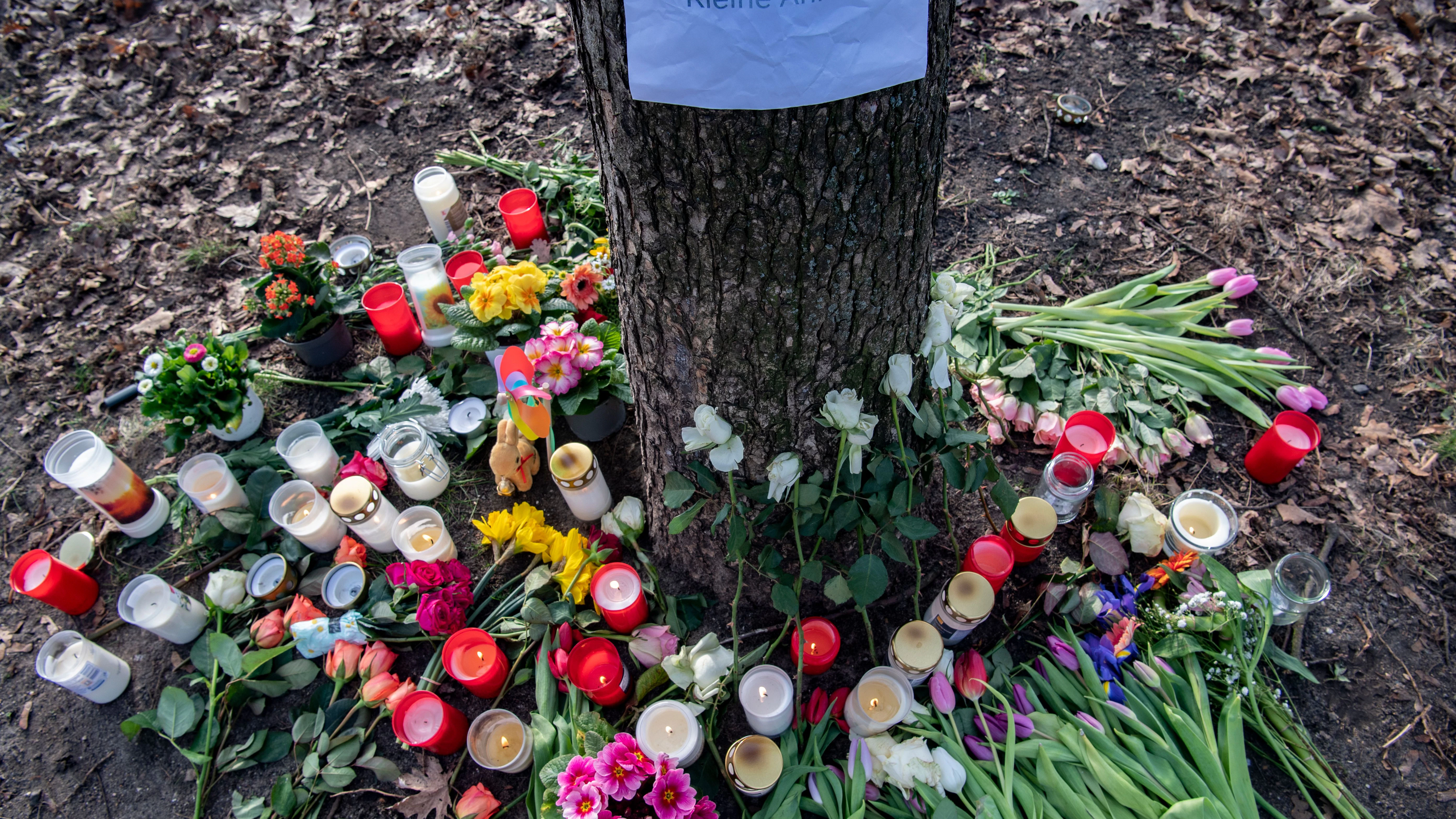 Blumen und Kerzen im Bürgerpark: Dort hatte eine Passantin zwischen Sträuchern die vermisste fünfjährige Anissa schwer verletzt gefunden. Trotz Reanimation verstarb das Kind.