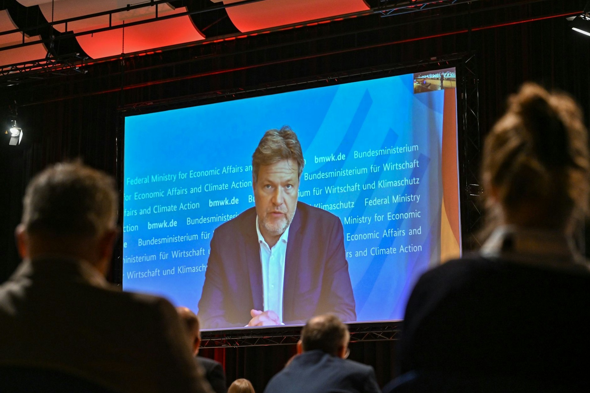 Sollte sich der Ausbau der erneuerbaren Energien und der Netze aus welchen Gründen auch immer verzögern, «dann werden wir immer die Reserve halten und weiter in der Verstromung bleiben», sagte Bundeswirtschaftsminister Robert Habeck (Grüne) mit Blick auf die Kohle. 