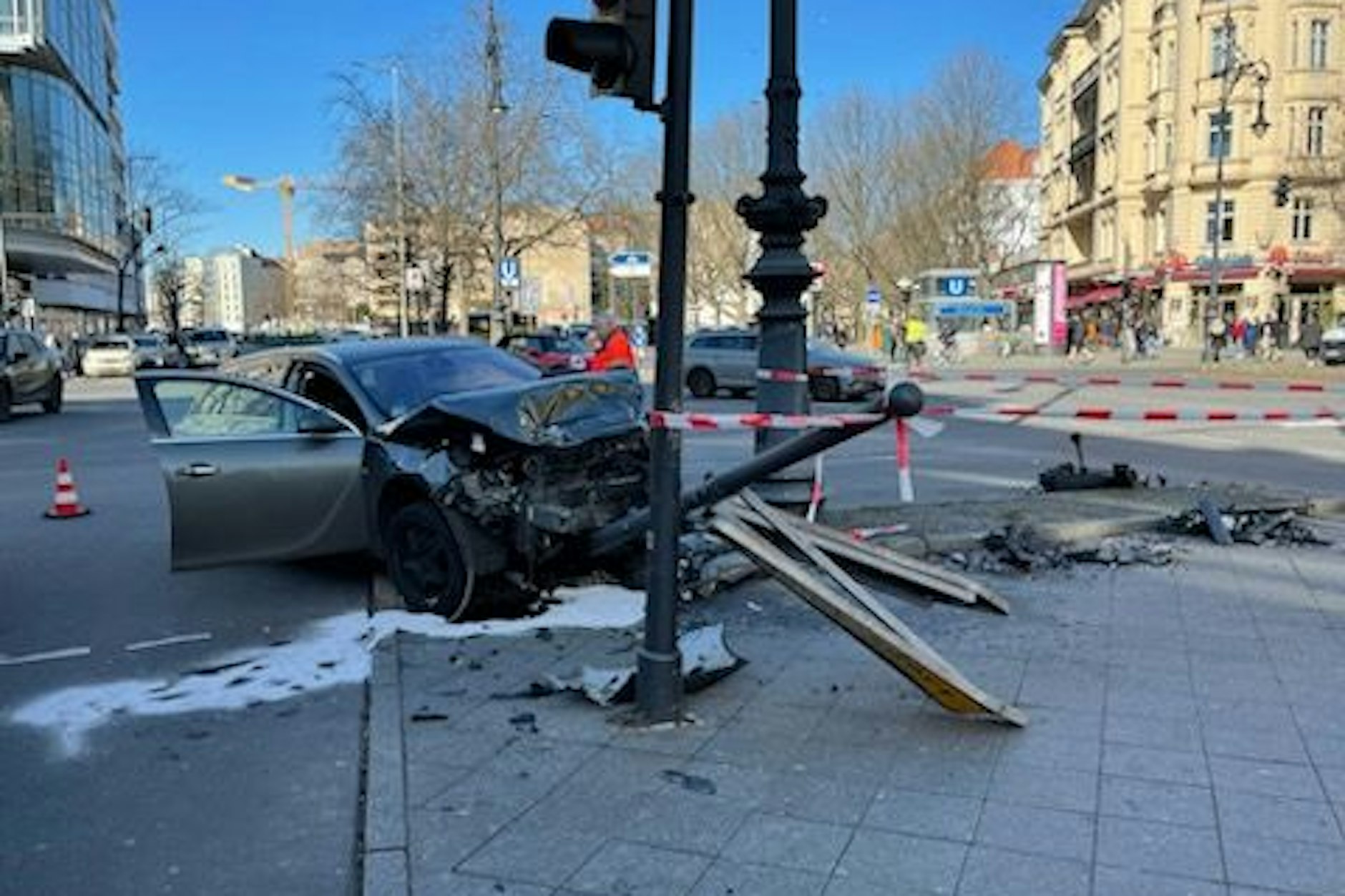 Berlin: Es ereignete sich ein schwerer Verkehrsunfall auf dem Kurfürstendamm auf der Höhe Adenauerplatz mit mehreren PKW und vier verletzten Personen.