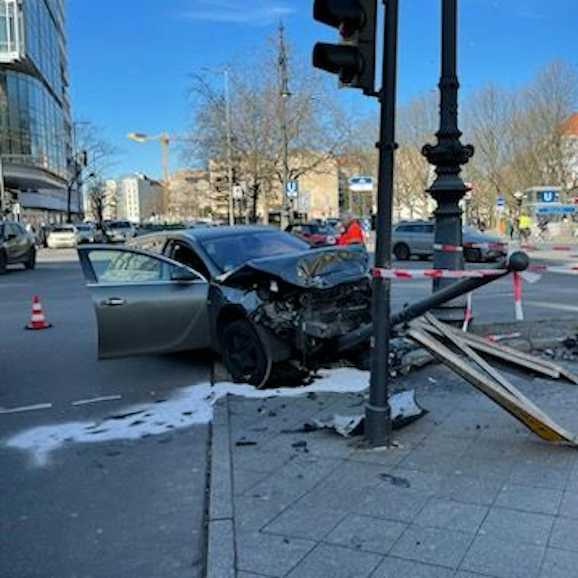 Image - Charlottenburg: Drei Erwachsene und ein Baby bei Verkehrsunfall verletzt