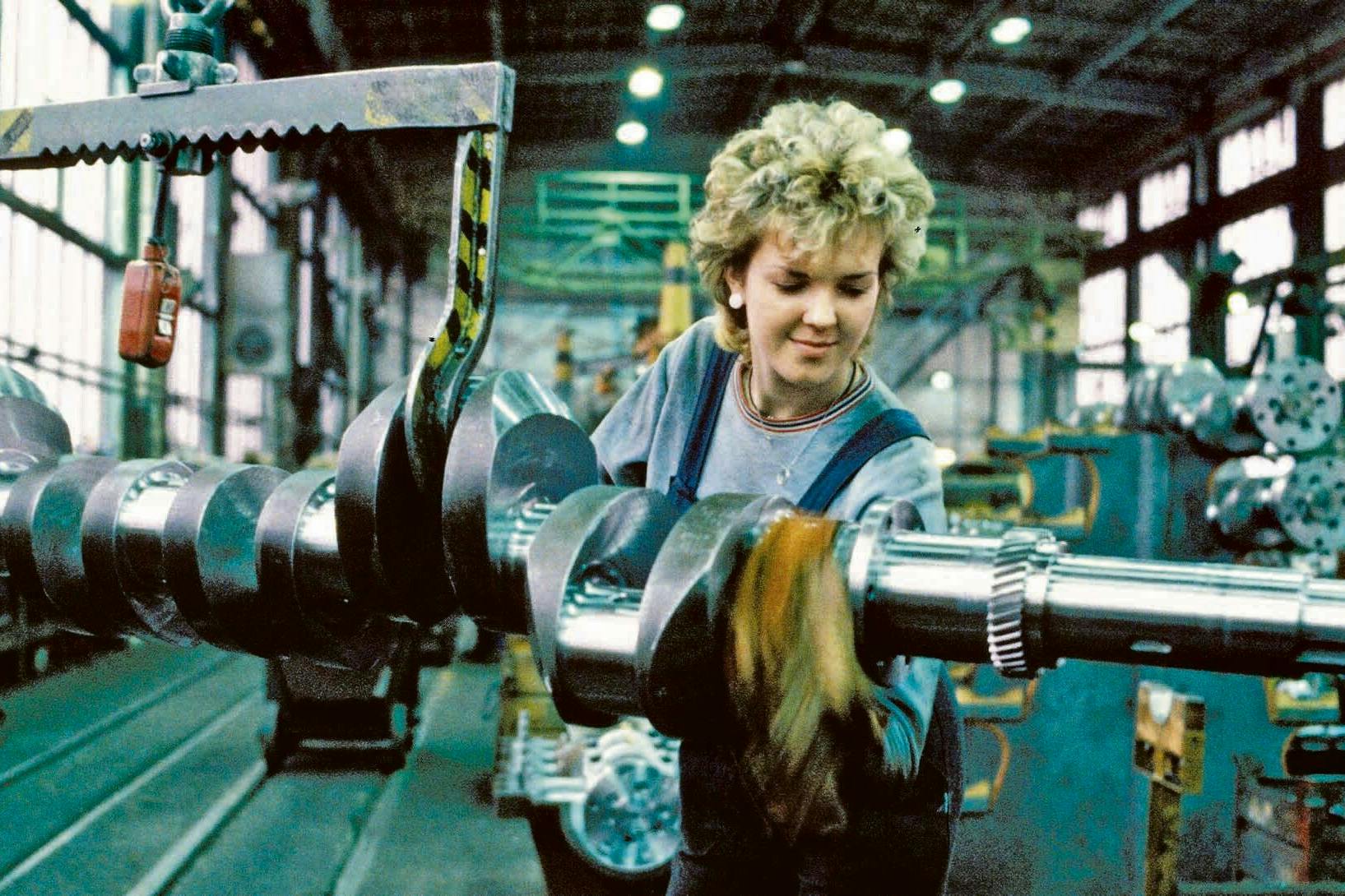 Frauen in der DDR „standen ihren Mann“, wie es lobend hieß. Eigenes Geld zu verdienen, frei über das Leben entscheiden zu können, gehörte zum Grundverständnis – das passierte ohne feministische Formeln.