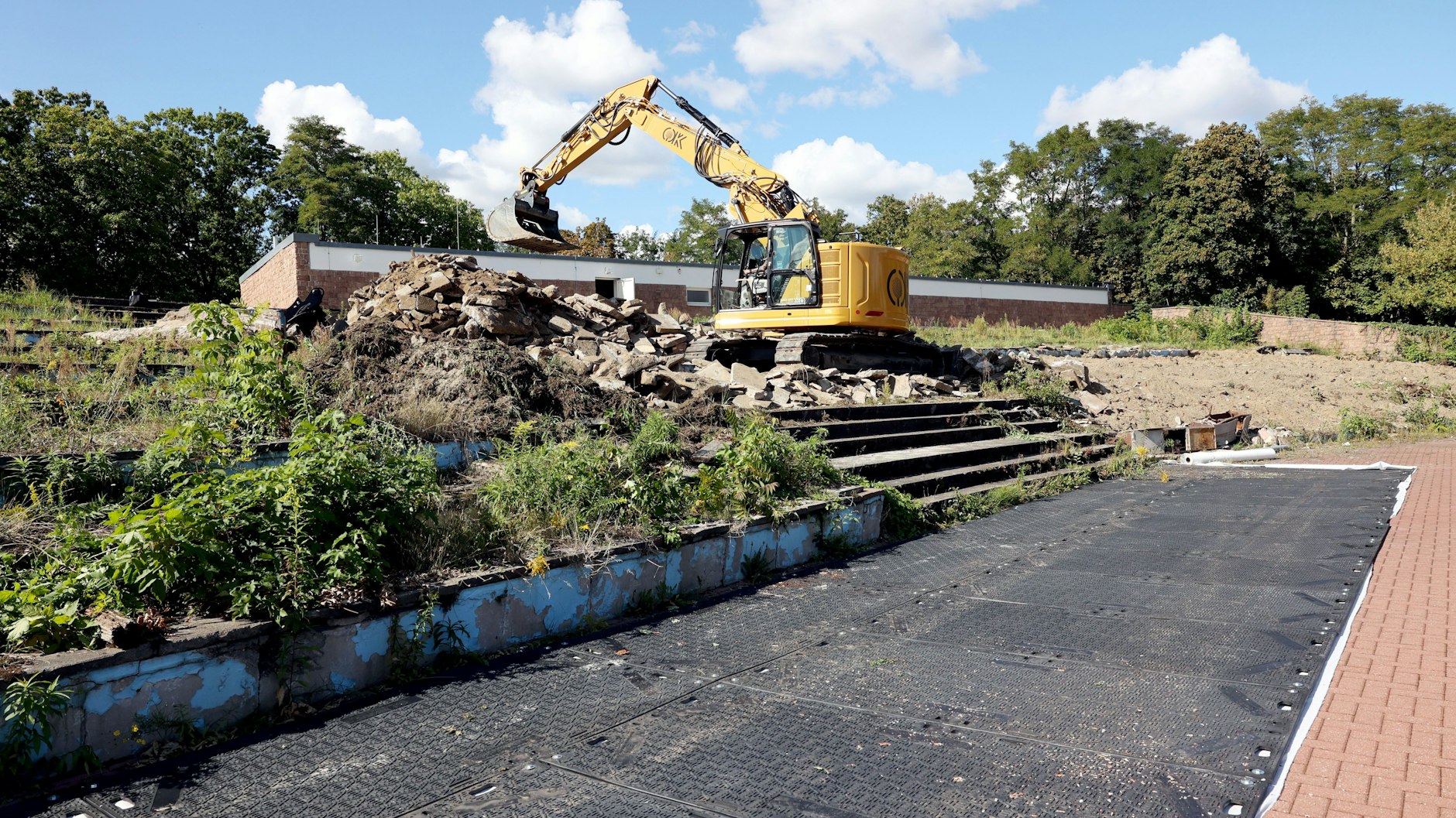 Im Sommerbad Pankow wird die Sonnenterrasse saniert. Zum Beginn der Saison soll alles fertig sein.&nbsp;