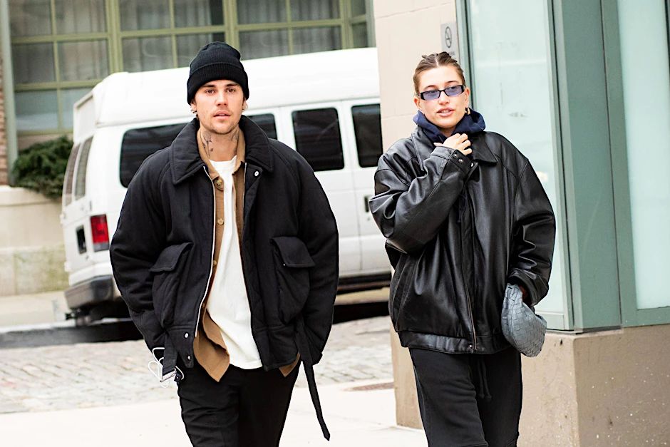 Justin und Hailey Bieber in New York im Januar diesen Jahres. Der Sänger ist schwer erkrankt und musste nun seine Welttournee absagen.
