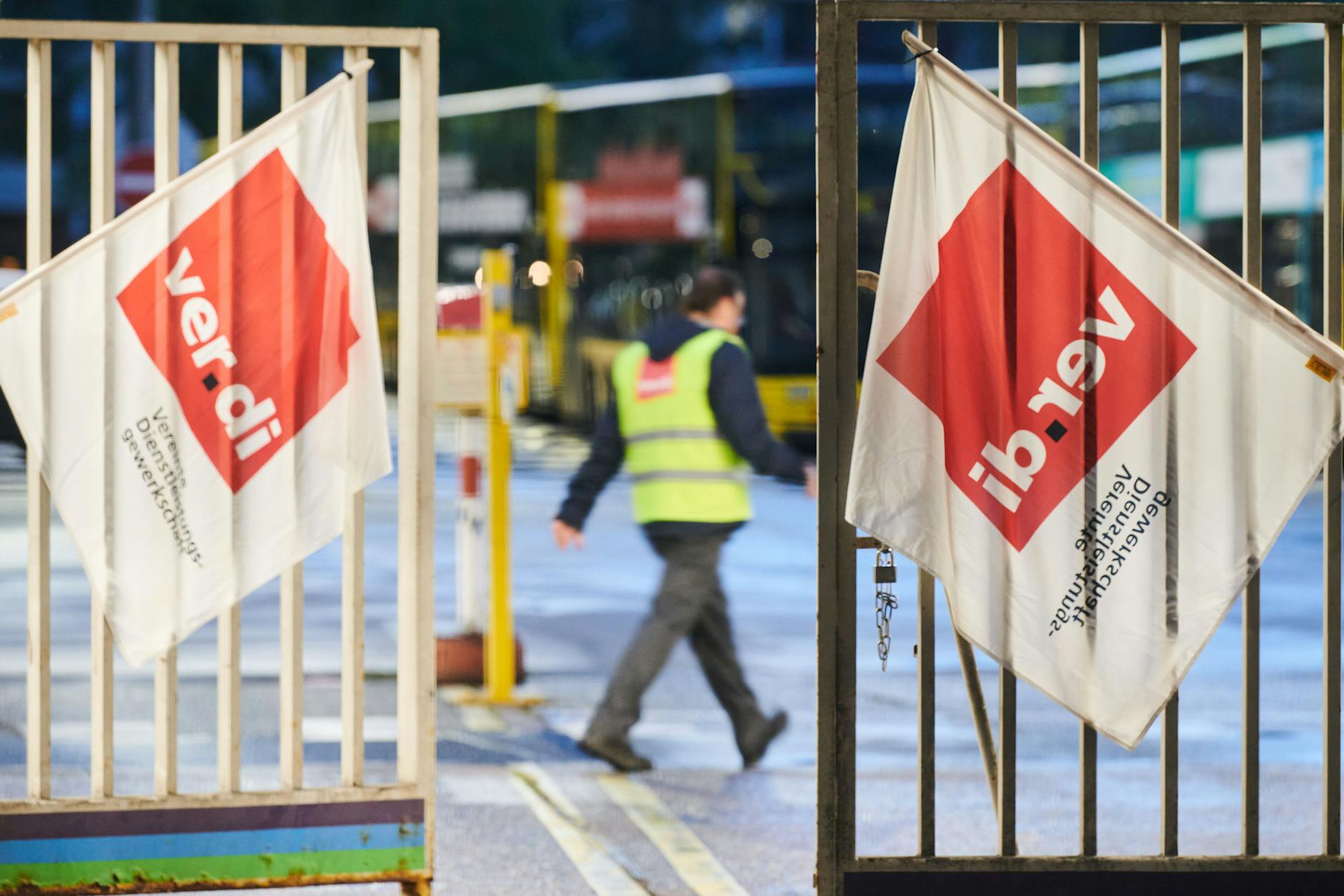 2020 war die BVG von Streiks betroffen. Am 9. Oktober hängen zwei Fahnen der Gewerkschaft Verdi am Tor zum Omnibus-Betriebshof Cicerostraße in Wilmersdorf. 