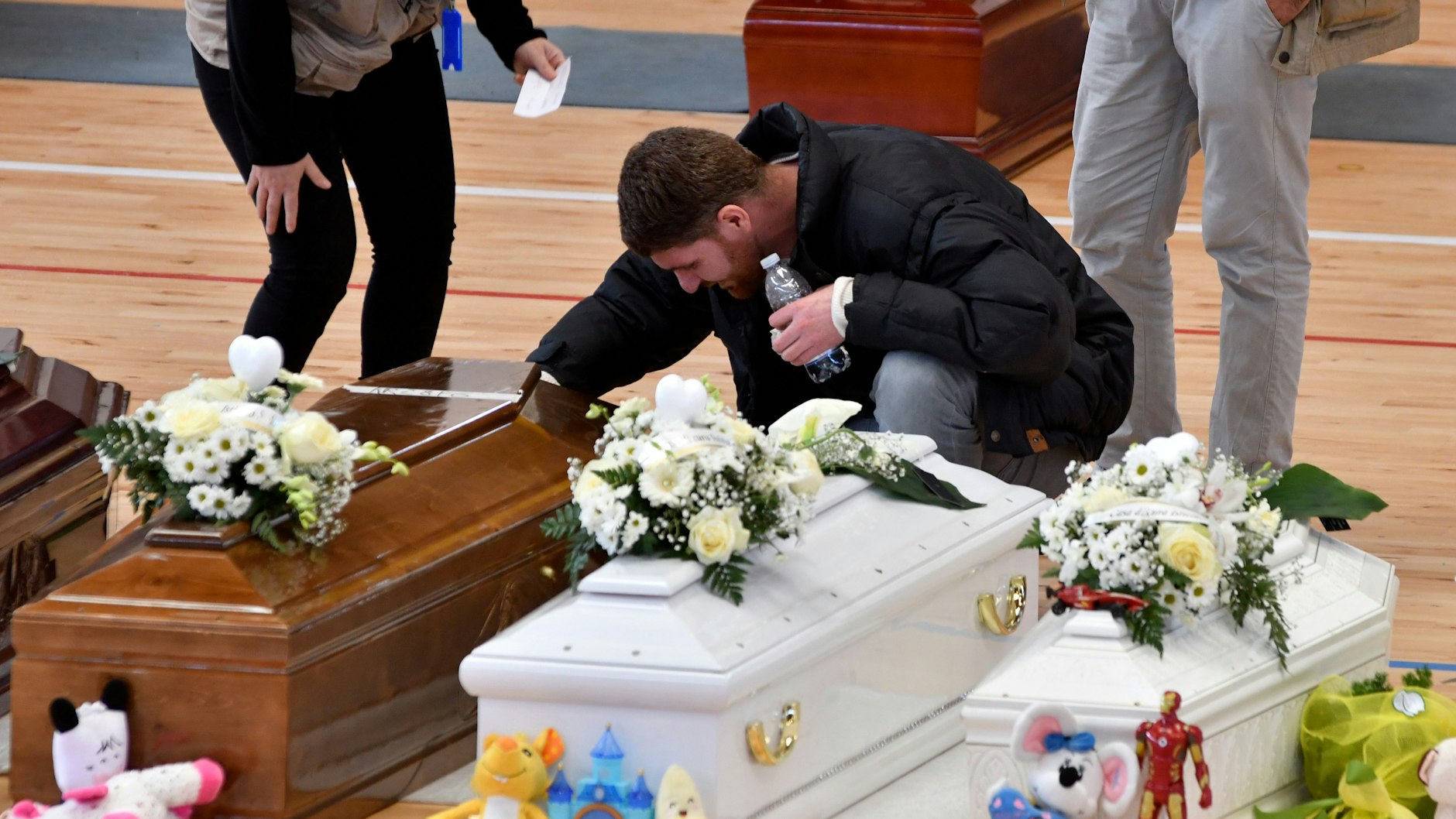 In einer Sporthalle in Crotone (Süditalien) nehmen Angehörige Abschied von den Opfern des Schiffsunglücks vor der Küste Kalabriens. Am Sonntag kamen mindestens 64 Migranten ums Leben.