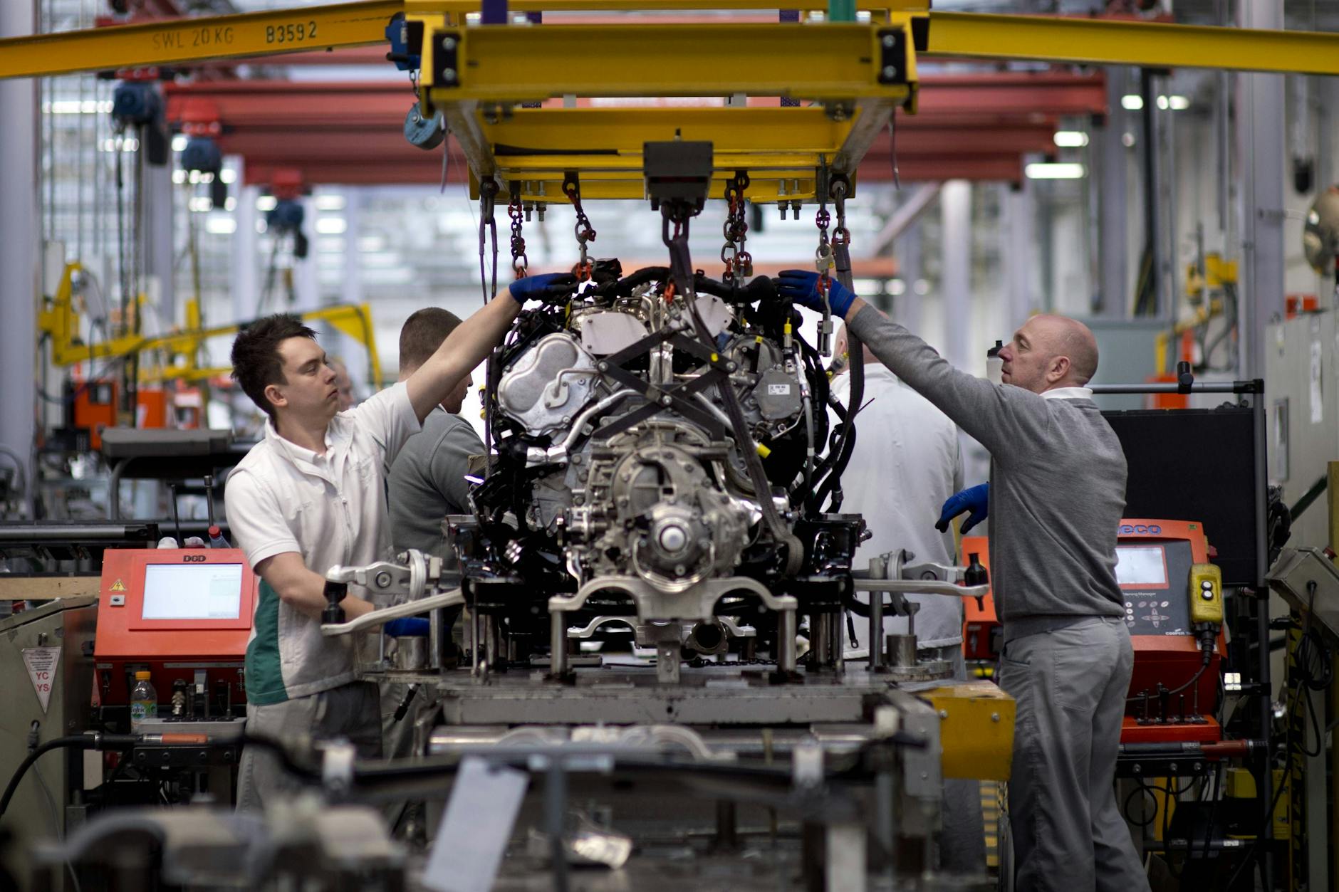 Arbeiter bei der Montage eines Motors. 