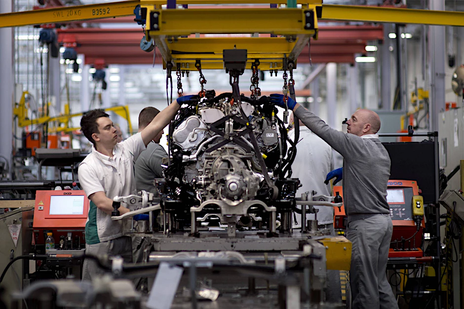 Arbeiter bei der Montage eines Motors.&nbsp;
