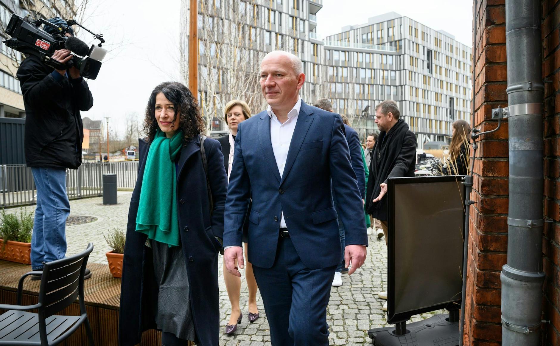 Bettina Jarasch (Bündnis 90/Die Grünen, l) und Kai Wegner (CDU, r) kommen zur zweiten Runde der Sondierungen zur Regierungsbildung zusammen. ild