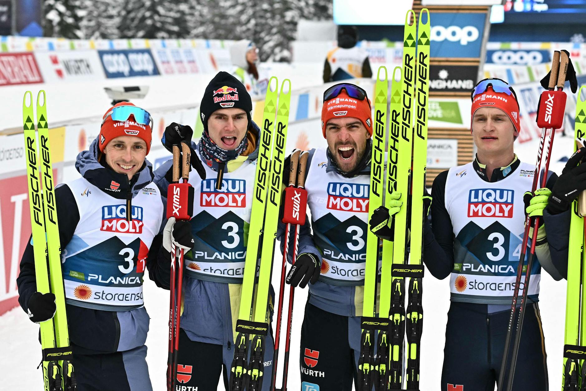 Eric Frenzel, Vinzenz Geiger, Johannes Rydzek und Julian Schmid (v.l.) gewannen in der Staffel die Silbermedaille.