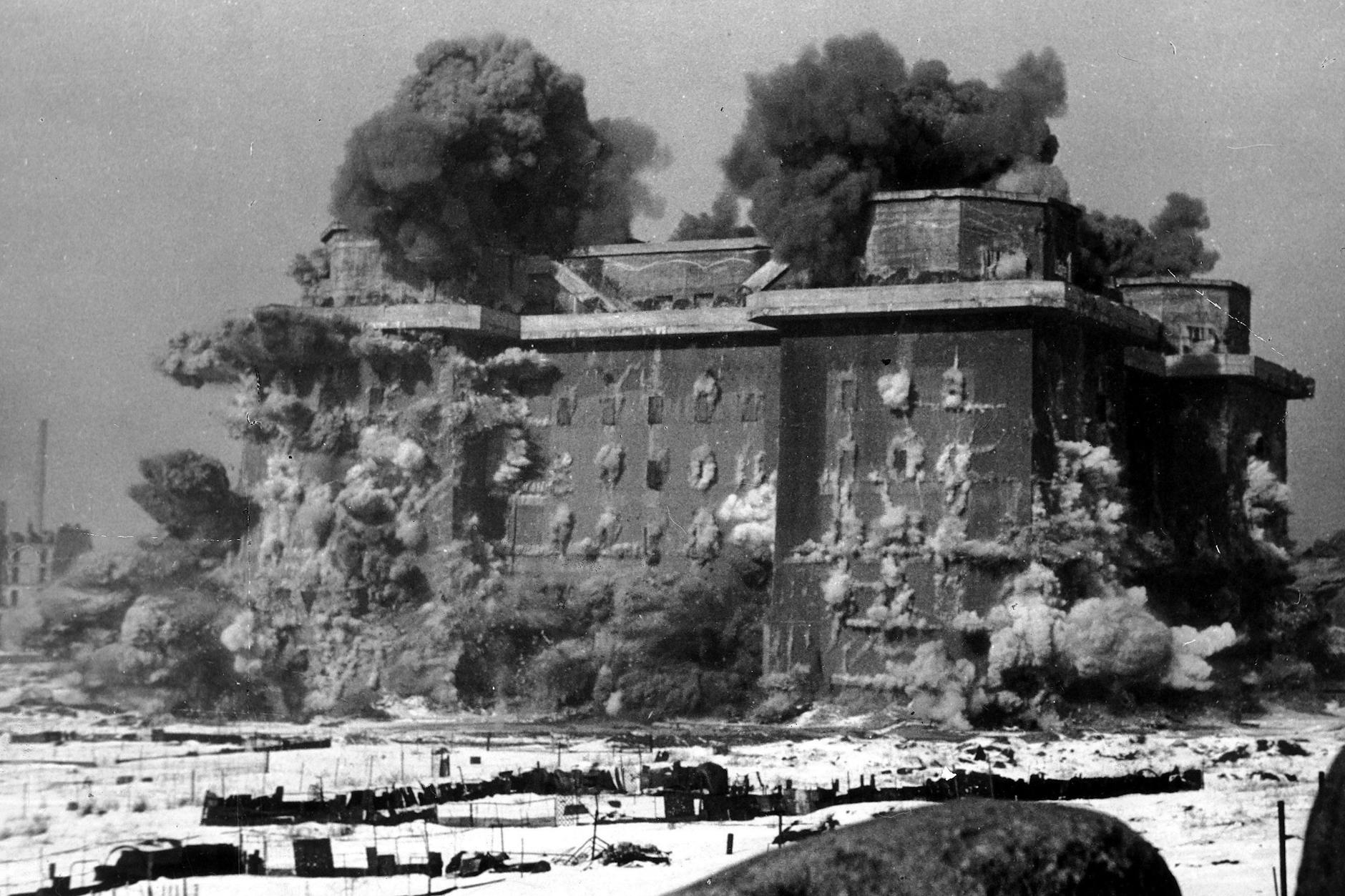 Er fällt! Oder nicht? Die Sprengung des Hochbunkers im Humboldthain am 28. Februar 1948 hatte nicht den gewünschten Erfolg. Zwei Wochen später folgte der nächste Versuch.