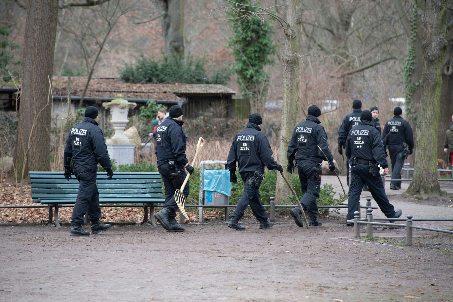 Polizeibeamte durchsuchen den Bürgerpark in Pankow.