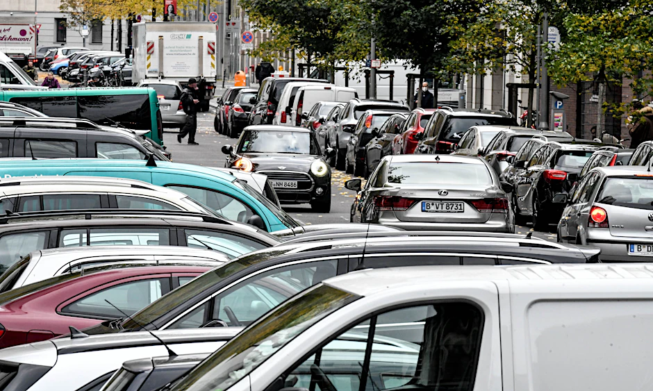 Parkende und fahrende Autos in Berlin