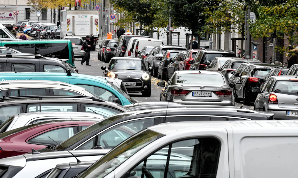 Charme als Waffe: Wenn die Parkplatzsuche zu Straßenkämpfen führt