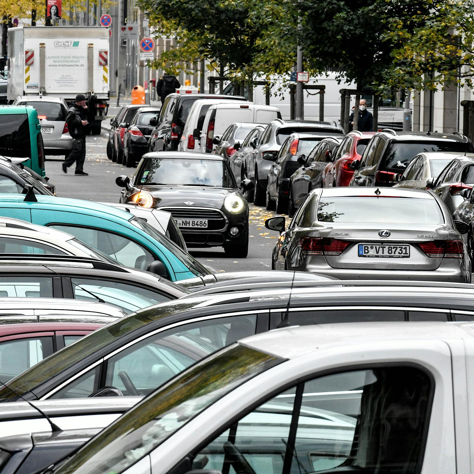 Charme als Waffe: Wenn die Parkplatzsuche zu Straßenkämpfen führt