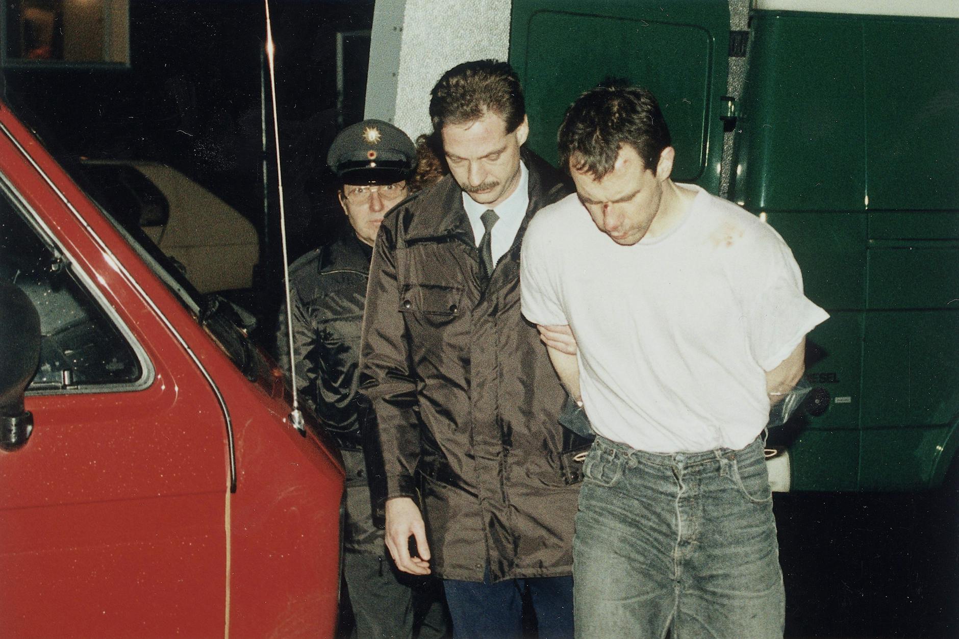 Bei seiner Verhaftung: Der Klavierlehrer Bernhard R. ermordete seine Schülerin Michaela M. und seinen Nachbarn Dieter K. 