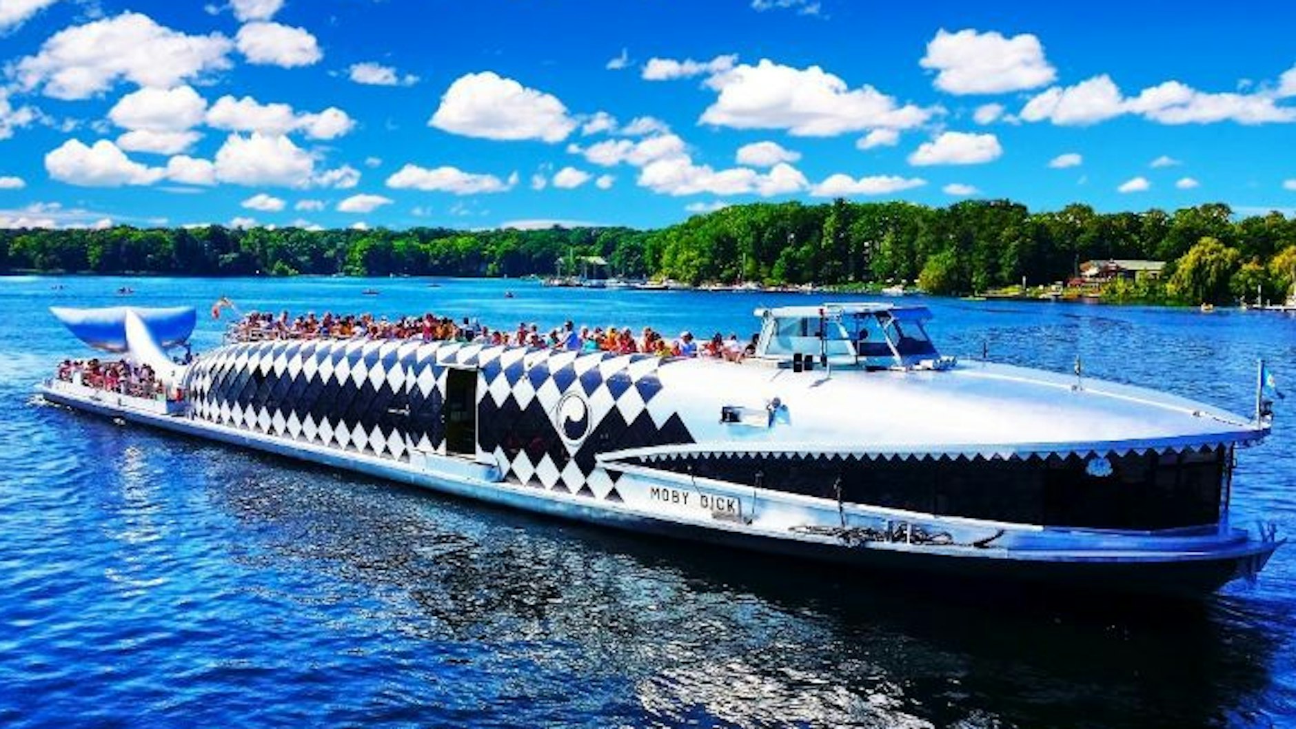 Eine Schiffstour an heißen Sommertagen mit einem kühlen Getränk ... . Berlin, Du bist so wunderbar!