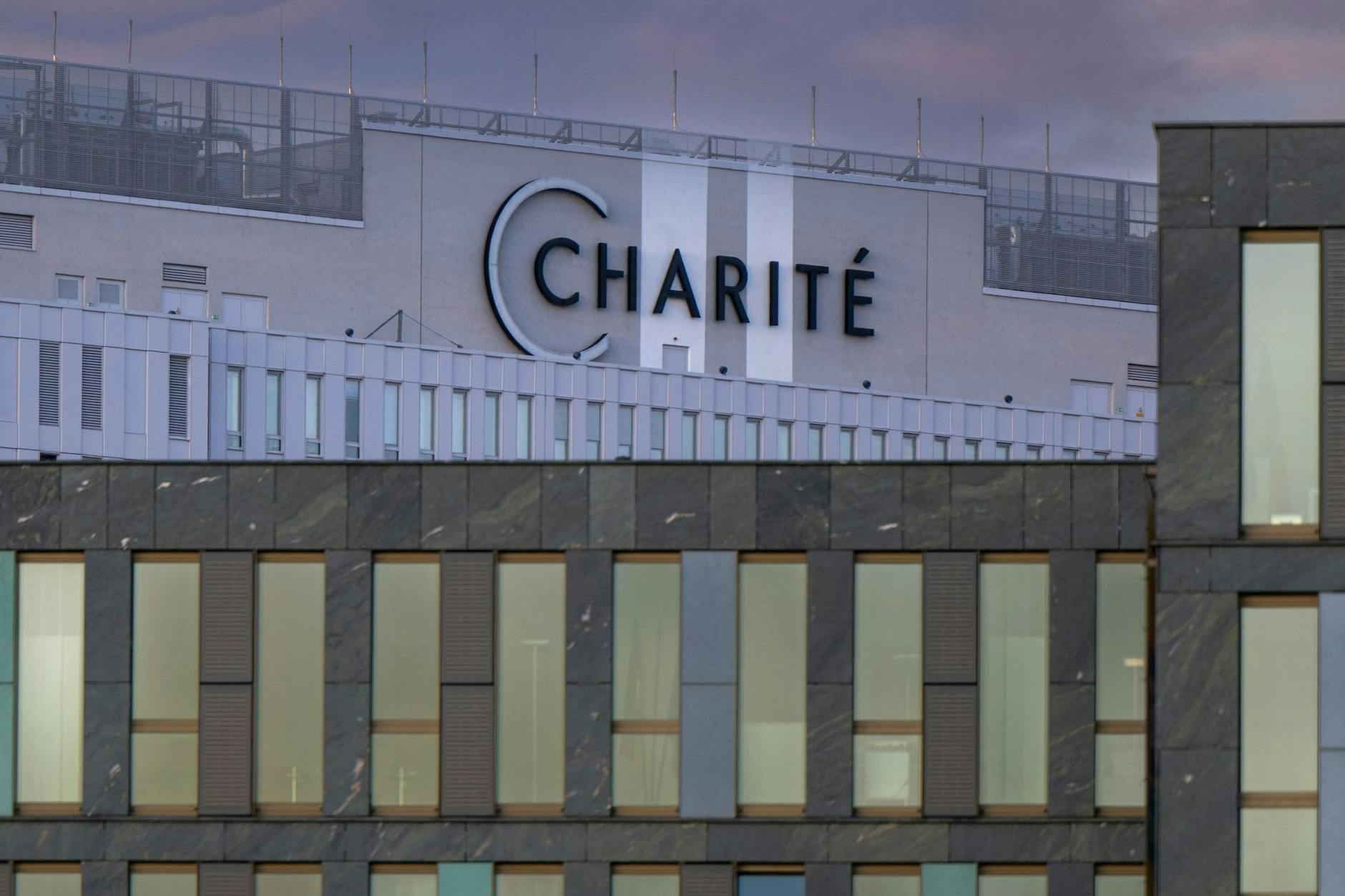 Blick auf das Bettenhaus der Charite auf dem Campus Berlin-Mitte. 