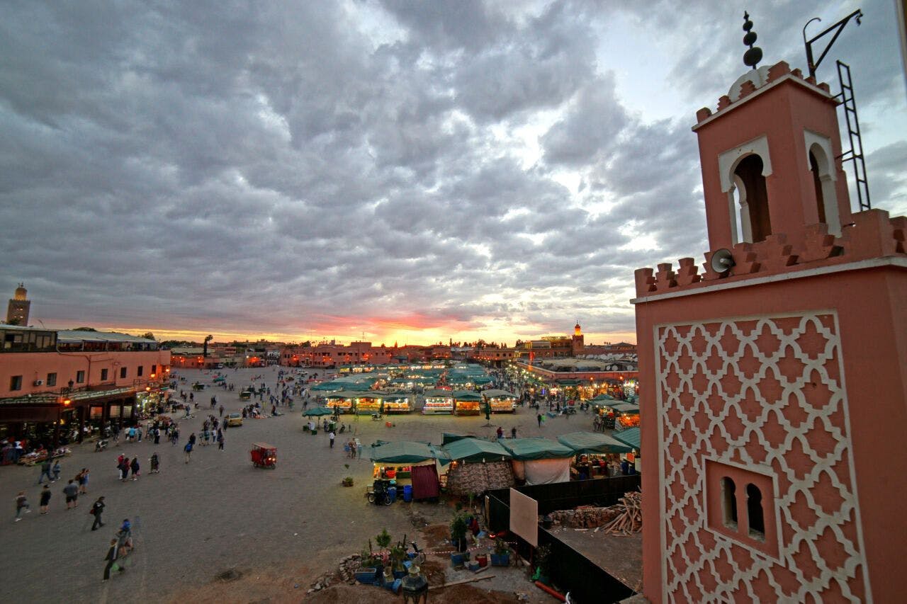 Marrakesch: Im Ramadan herrscht nach Sonnenuntergang oft eine besondere Stimmung in den Städten, viele Menschen sind in Festtagslaune.