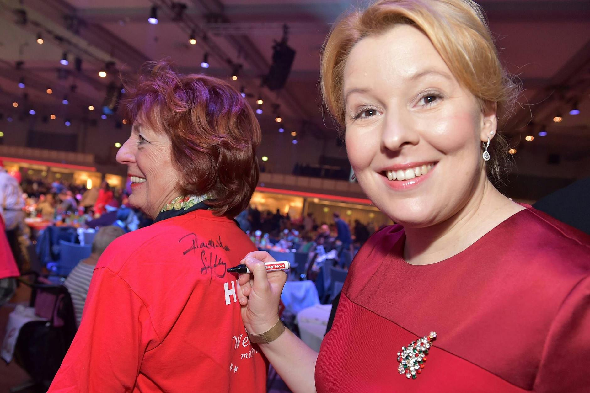 Franziska Giffey schreibt. Auch mal auf dem Rücken anderer Leute. 