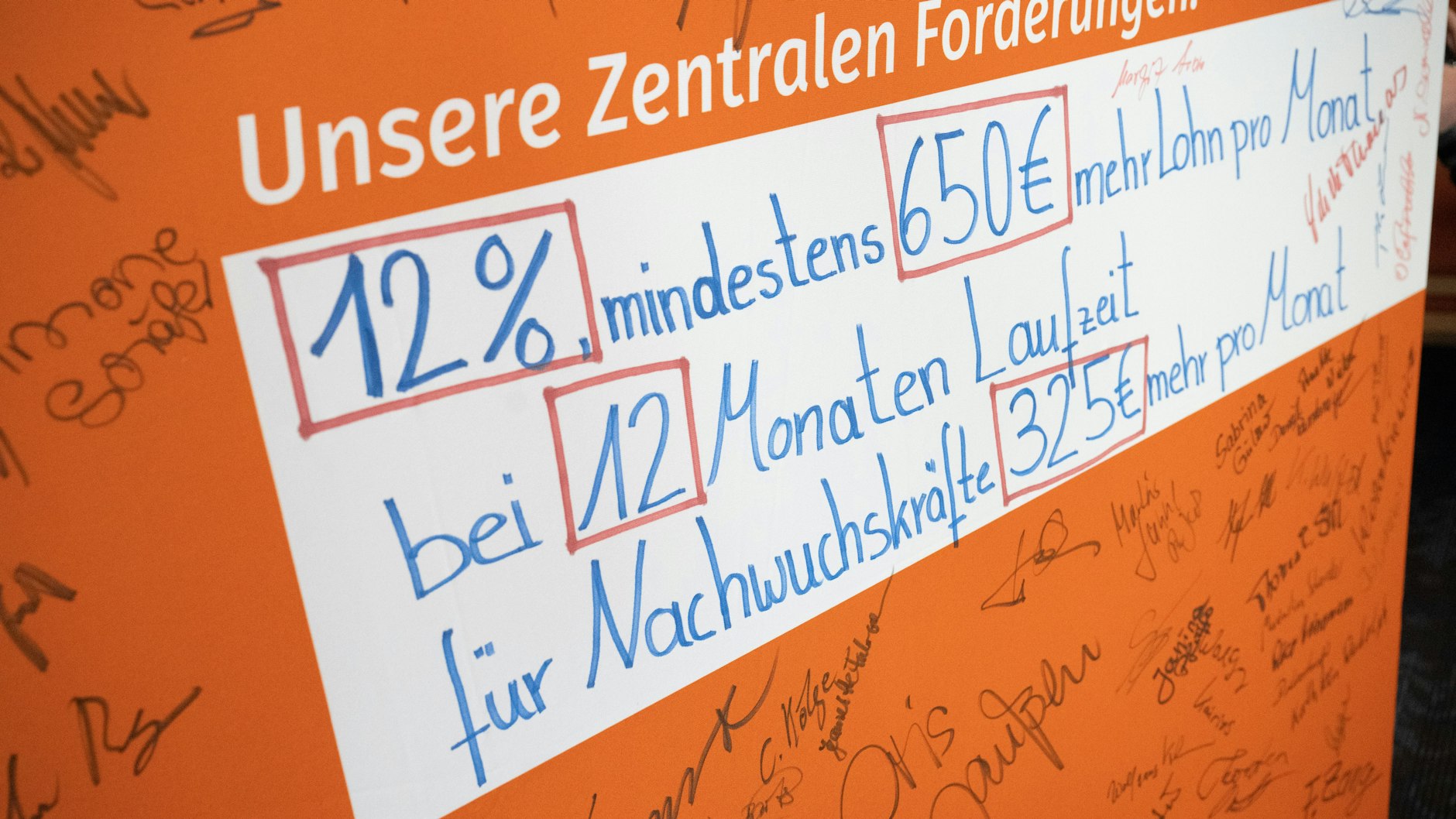 Die Forderungen der EVG an die Deutsche Bahn und weitere rund 50 Bahnunternehmen passen auf eine Tafel: 12 Prozent mehr, mindestens 650 Euro mehr, für den Nachwuchs 325 Euro.